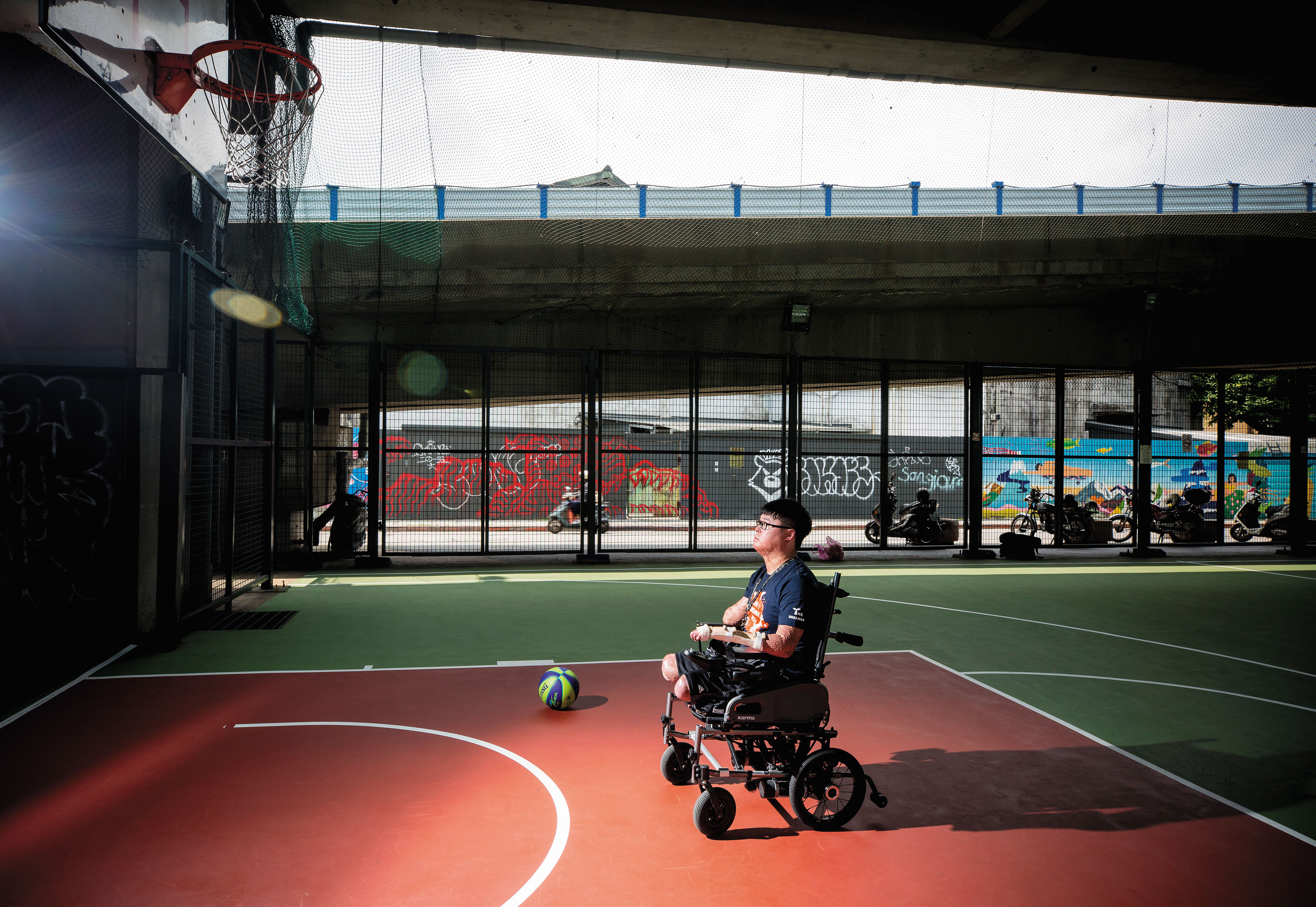 黃博煒說：「不能打籃球，不代表不能愛籃球。」他不願將籃球放在腿上拍照，透露了1秒的感傷，只是1秒，又補充：「我怕別人誤會我已經可以打籃球了。」