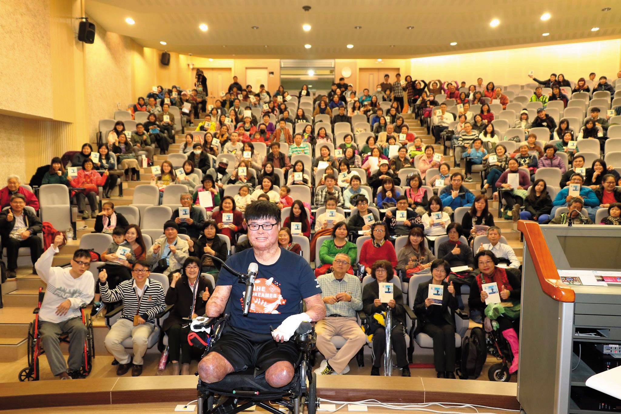 黃博煒傷後除了出書成作者,也成為演說家,循著澳洲海豹肢患者力克.胡哲的人生方向前進,但因持續復健,其實1週最多2場。(截自黃博煒臉書)
