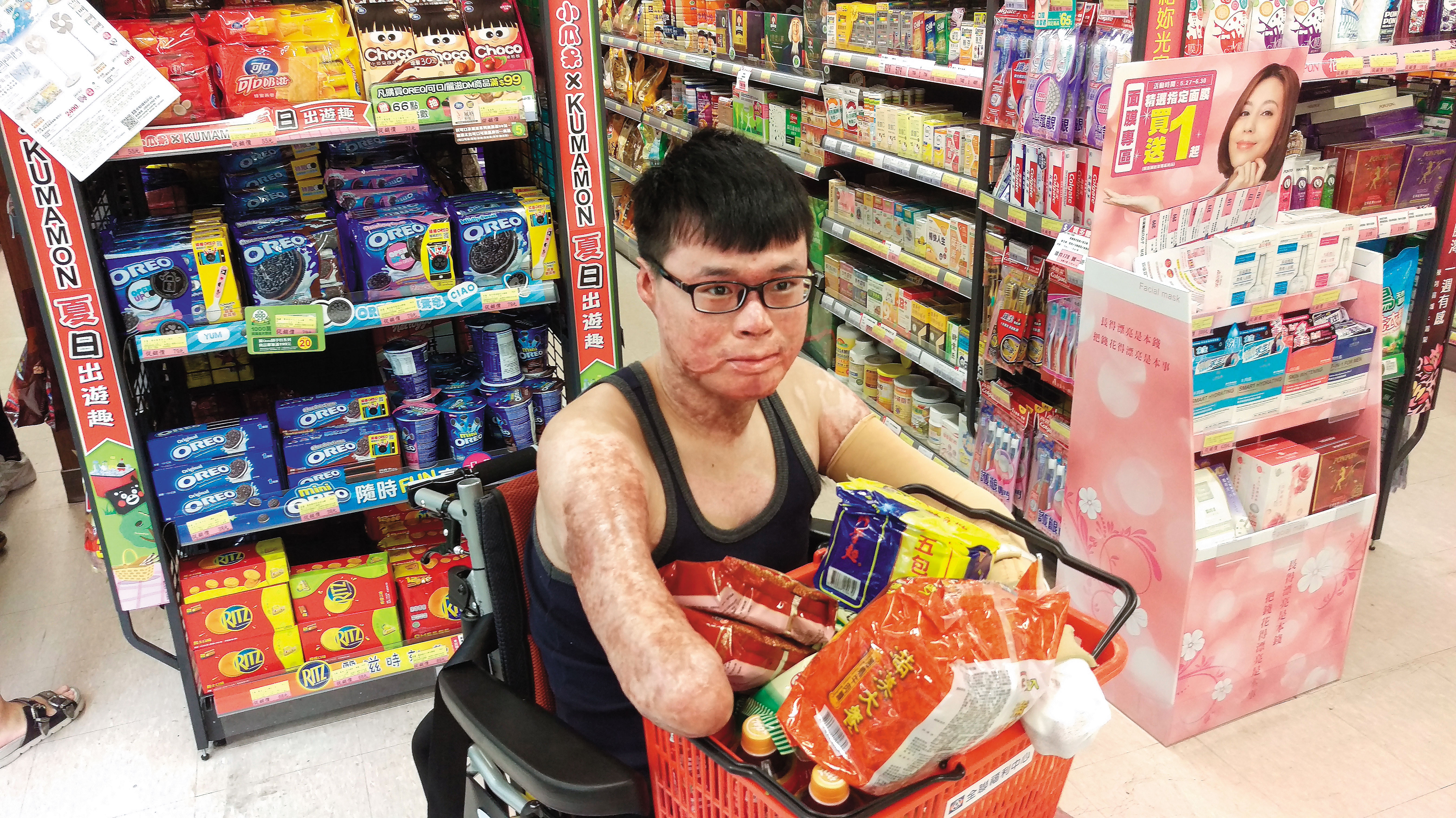 黃博煒參加陽光之家自立生活營，在超商採購日用品。他總在各種場合尋找自己能貢獻的價值，不把「行動不便」當做接受協助的理由。（黃博煒提供）