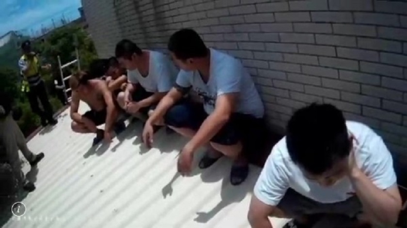 有成員跑到屋外藏匿仍被警方揪出。(警方提供)