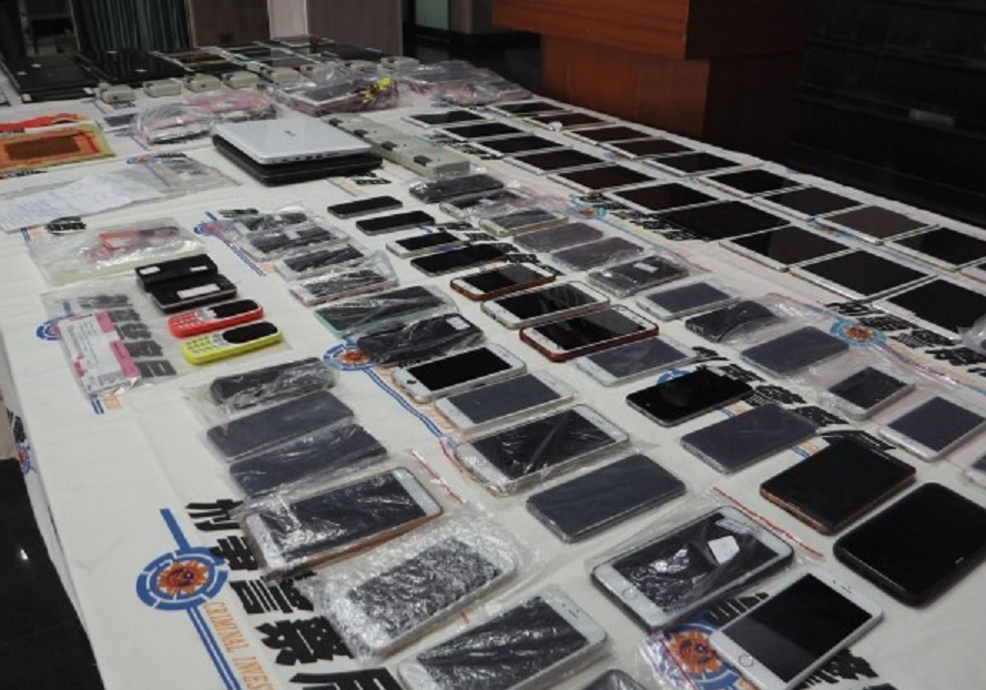 警方查扣各式筆電、平板、手機及記帳紙、監視器、發財金等證物。(警方提供)