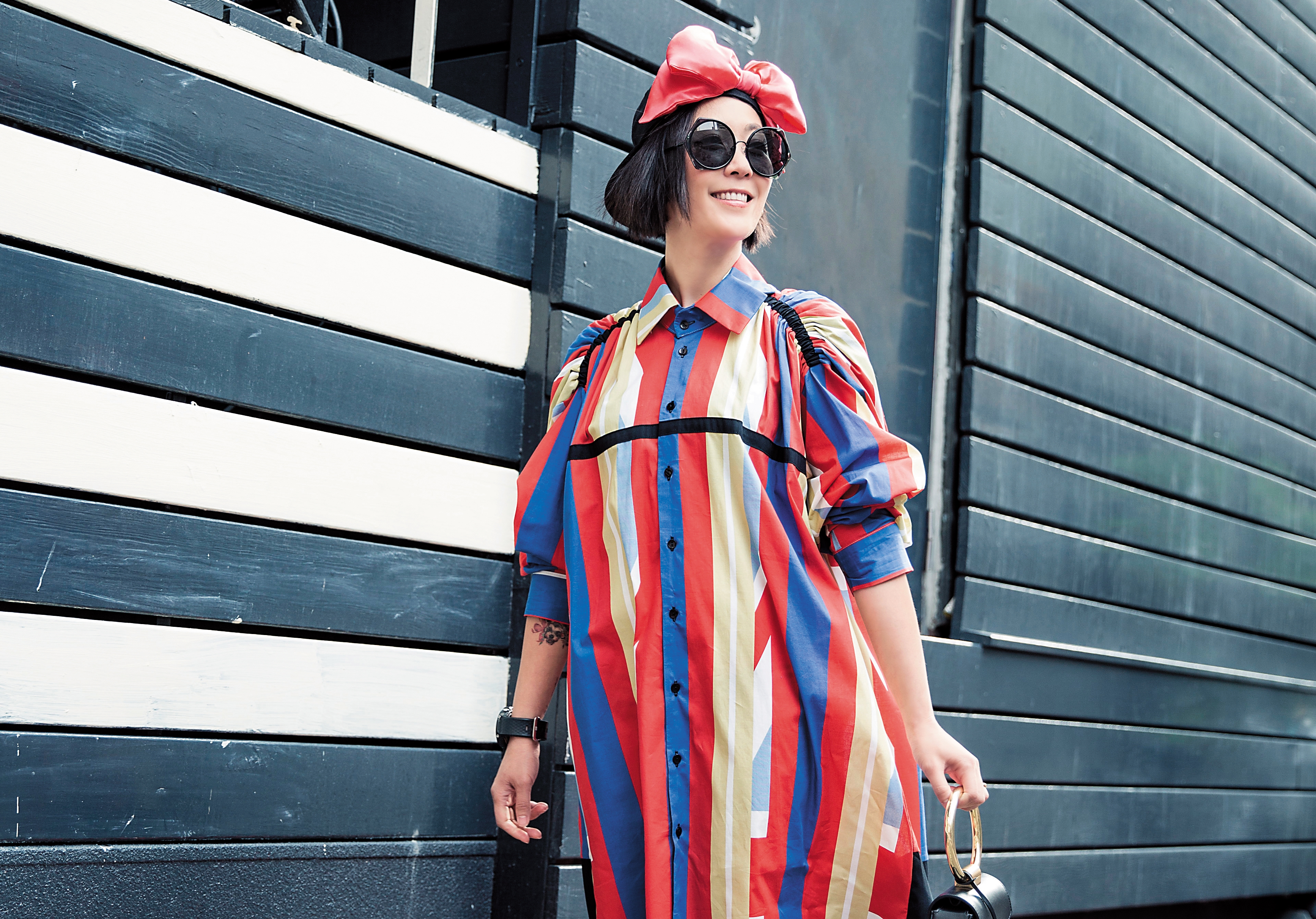 Rene彩虹條紋長版襯衫。NT$15,680／Dr. Martens高筒靴。約NT$7,000／Linda Farrow x Matthew Williamson 聯名款墨鏡。NT$9,380