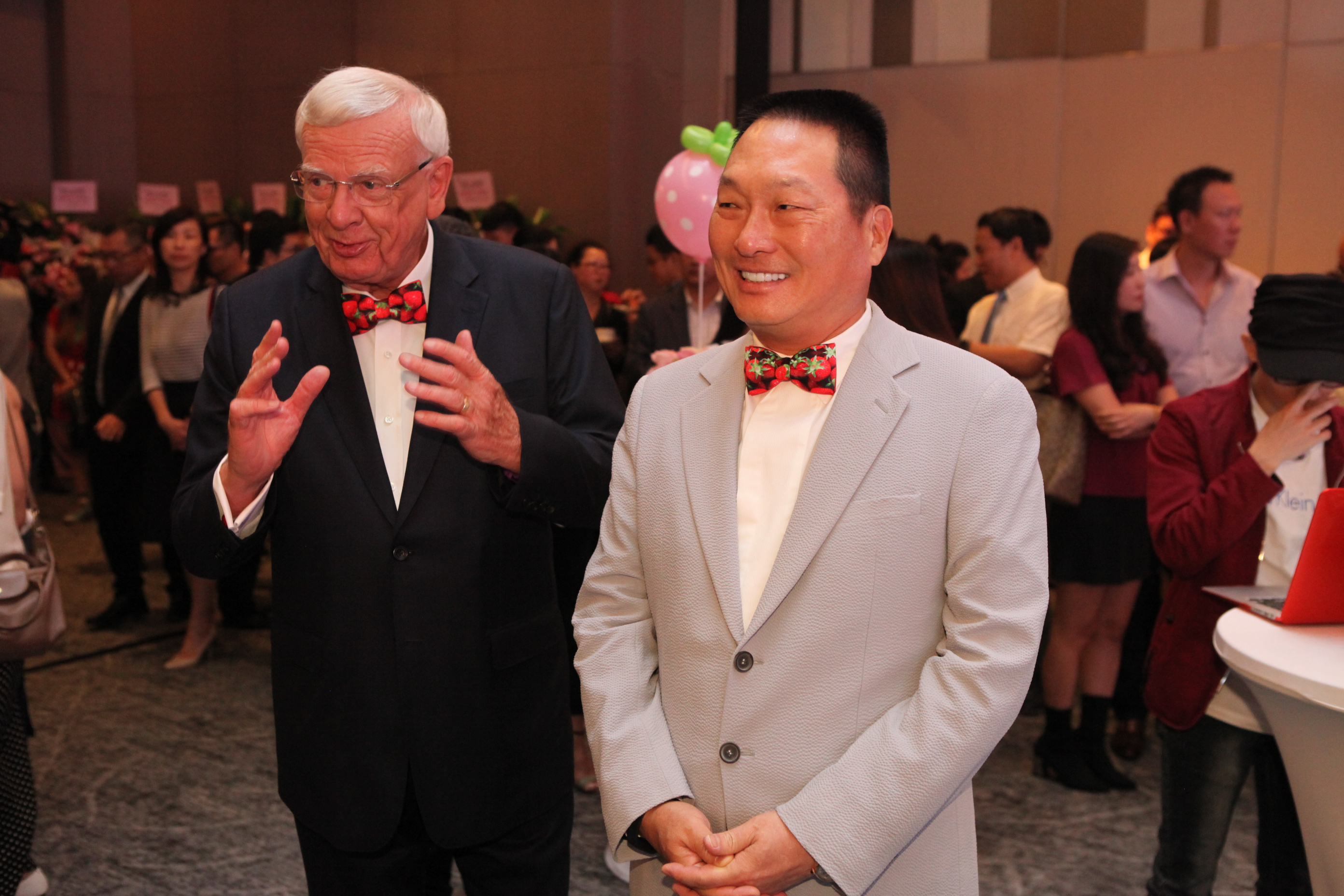 東森購物業績長紅， 5月中才完成併購的美妝跨境電商草莓網表現也氣勢如虹。