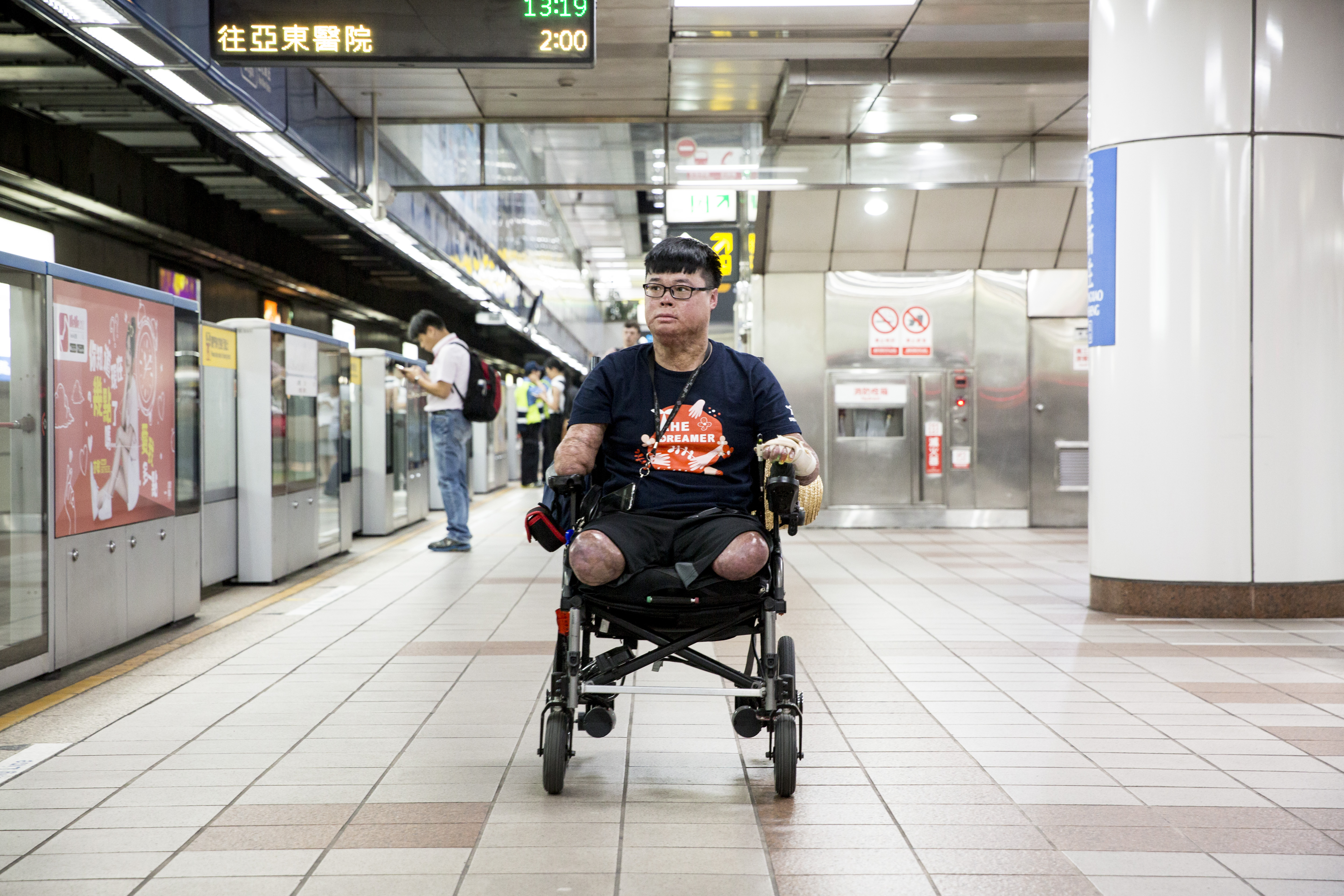 黃博煒目前給自己的要求是，能自己做的，絕不仰賴他人。外拍當日，看護除非必要，也不會幫他推動輪椅一步。