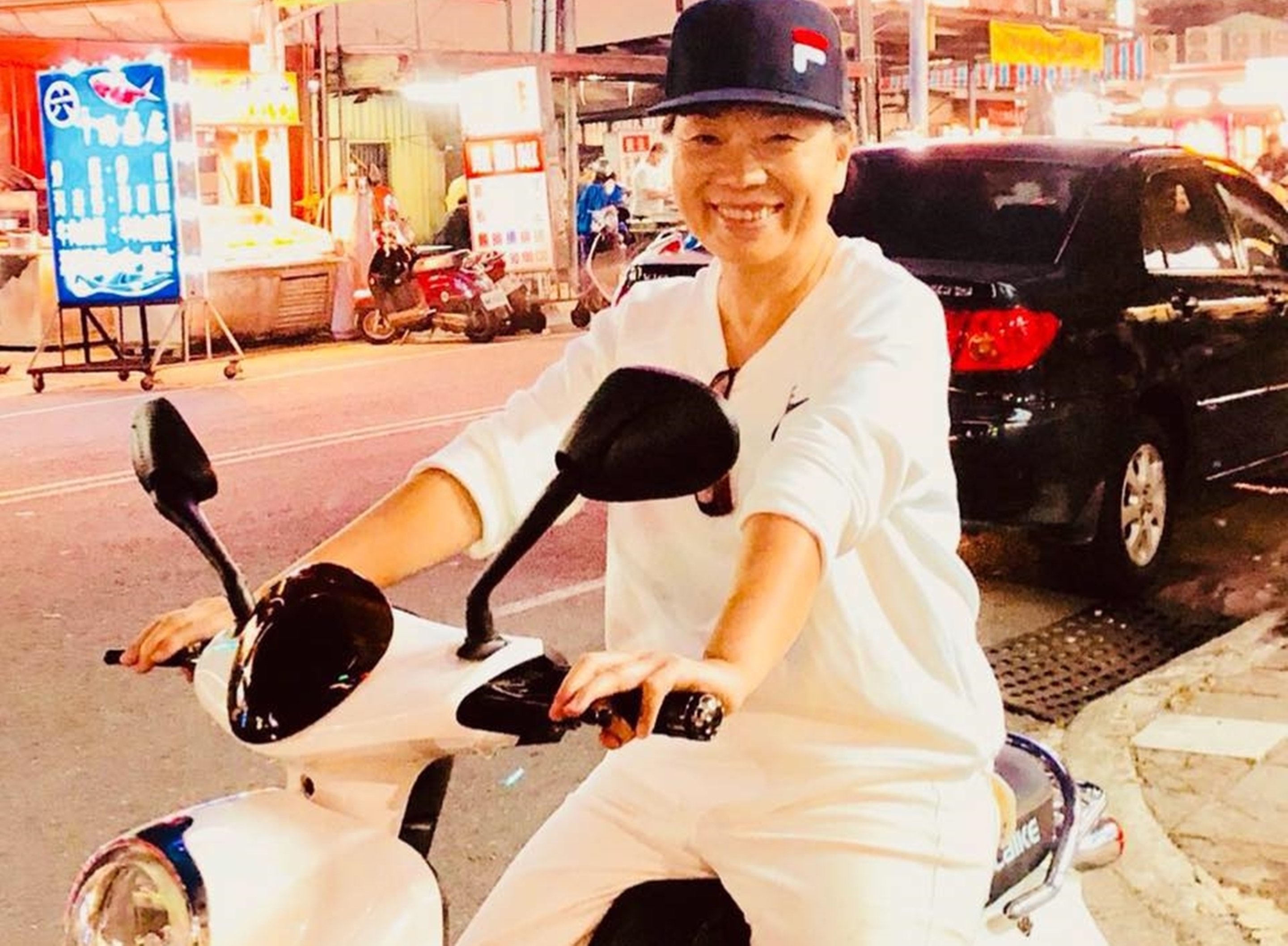 移居屏東潮州的龍應台，以機車代步，生活悠然，說3年官場傷痕累累，被這塊土地給修復了。（翻攝自龍應台臉書）