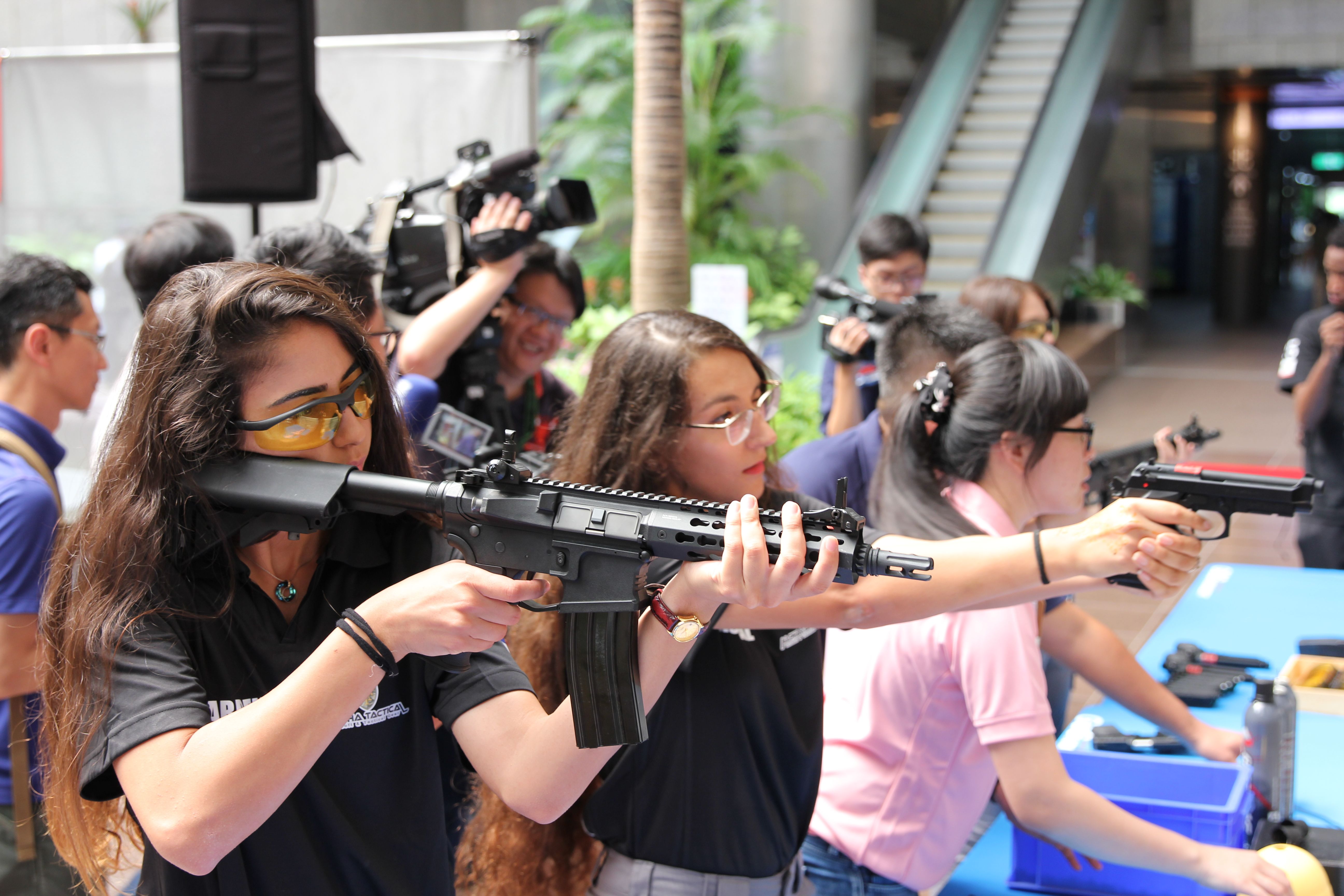 以色列派出現役國防女兵（左1、2）成為記者會嬌點。（讀者提供）