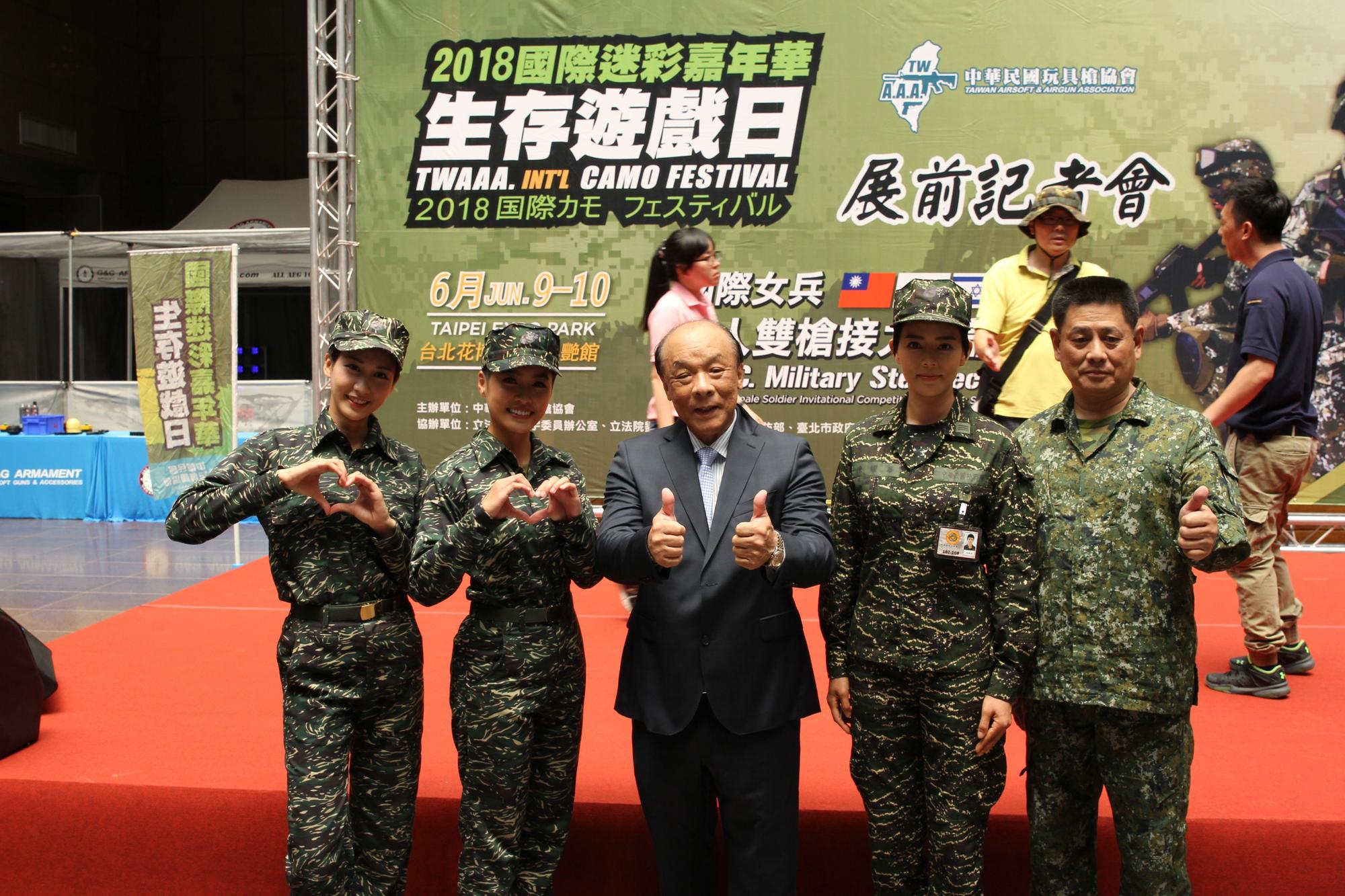 玩具槍協會理事長廖英熙(中)與藝人劉香慈(右2)、小嫻(左2)一同出席迷彩嘉年華記者會。(讀者提供)