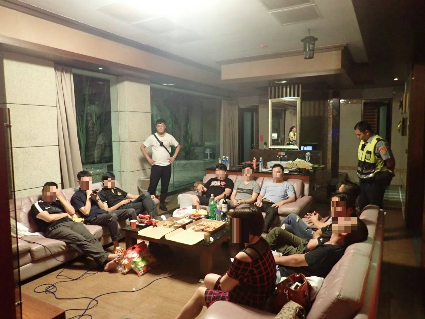土城警方查獲性愛派對，現場共有11人參加。（翻攝畫面）