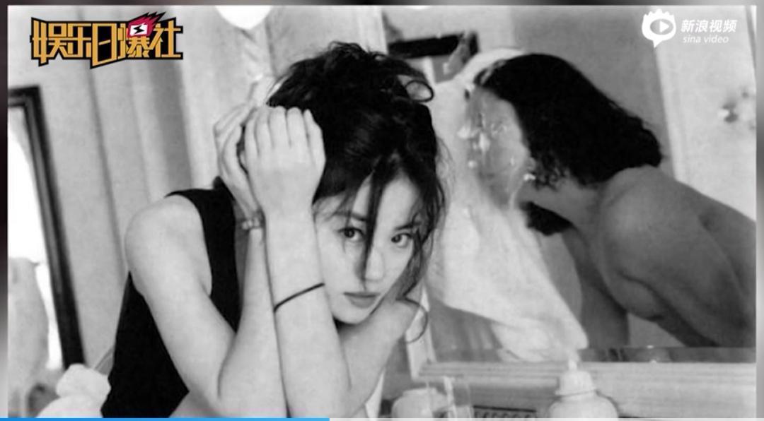 將近30年前的王菲眼神空靈，但身旁的半裸男子是誰引人好奇。（翻攝新浪視頻）