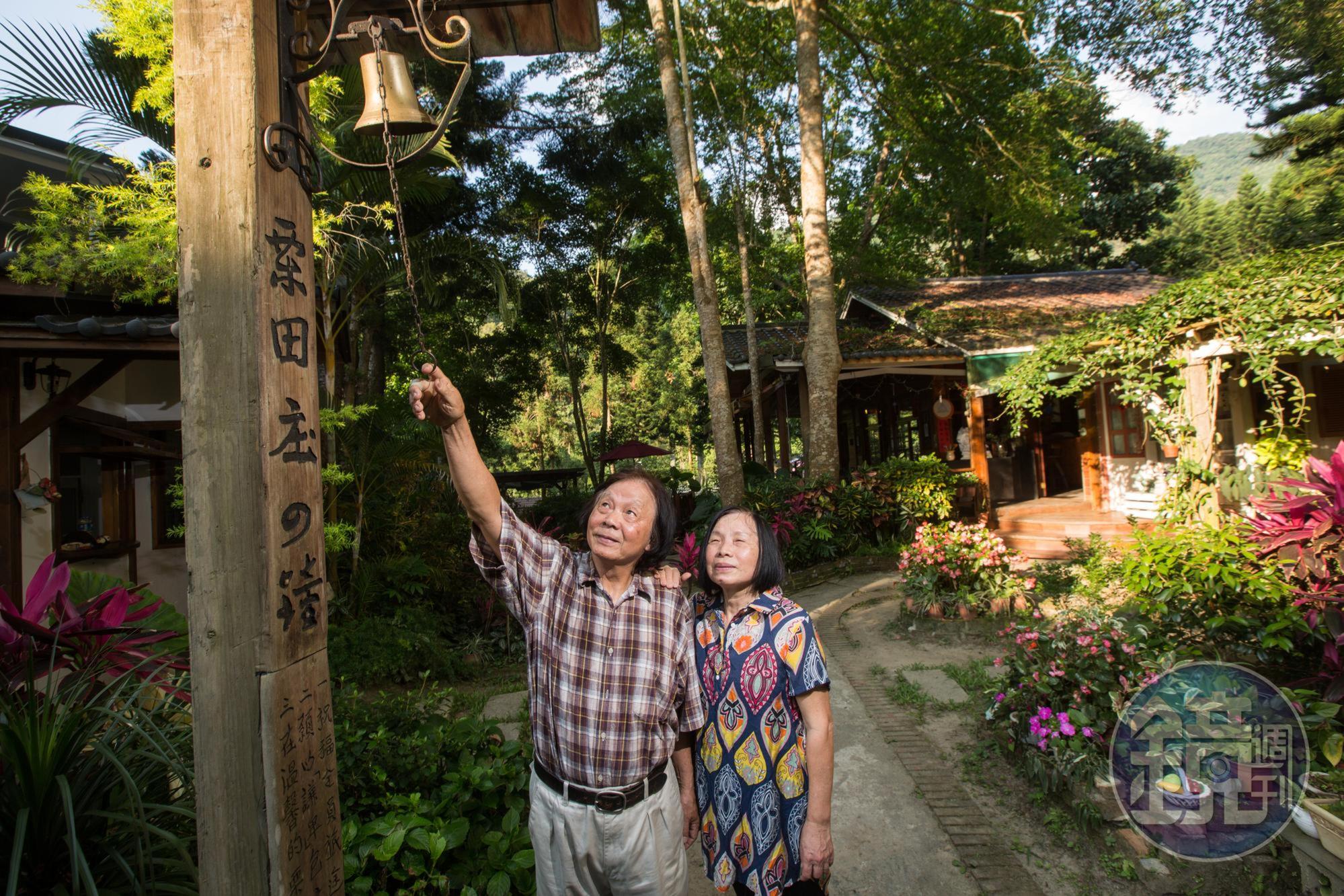 退休國小老師陳智夫(左)與校護妻子鍾綉貞(右),25年前規劃在苗栗南庄退休養老,意外跨入經營民宿與咖啡廳,開創事業第二春。