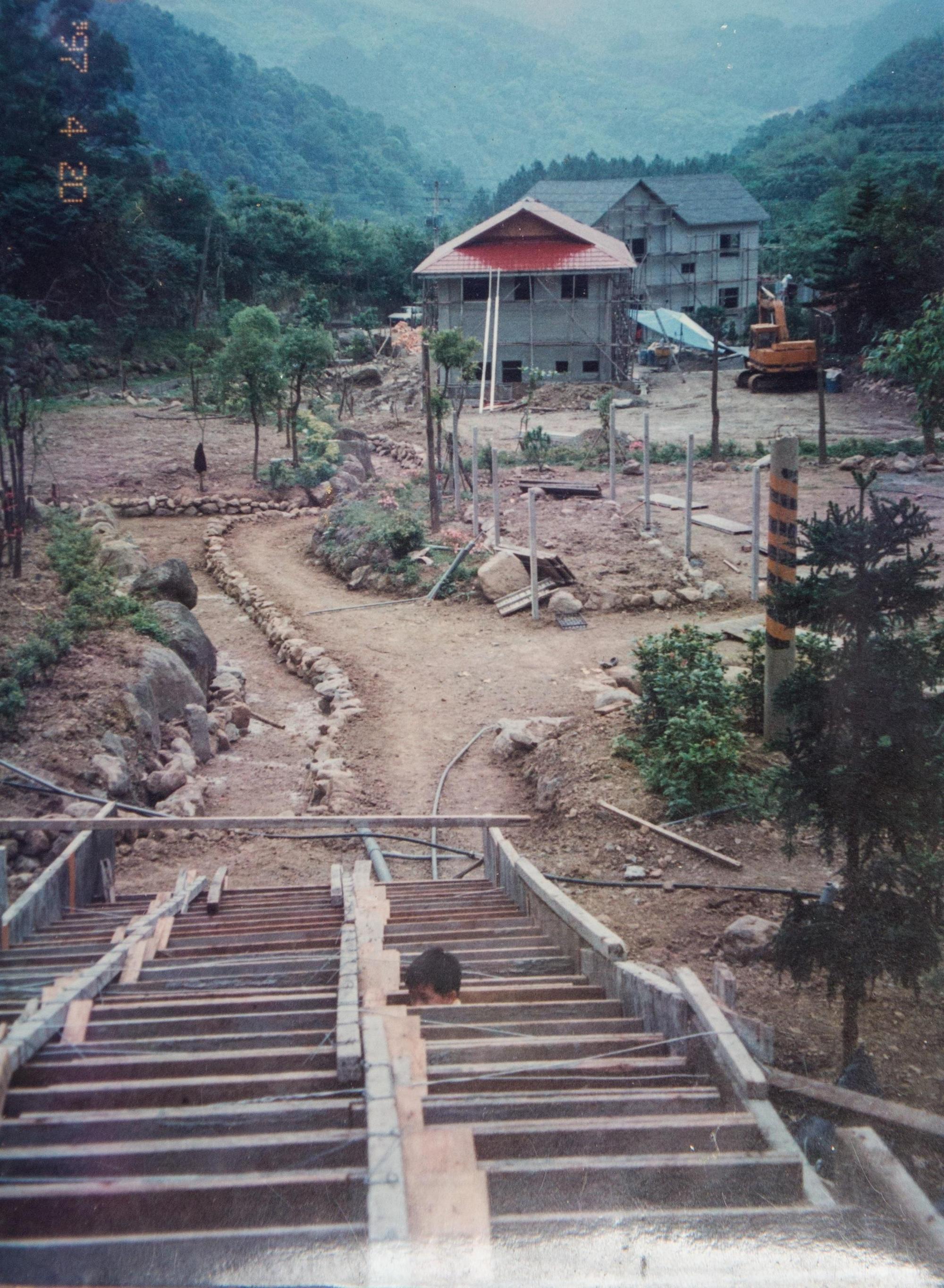 購地時只是這裡還只是廢棄梯田，足足花了2年時間整地。（陳智夫提供）