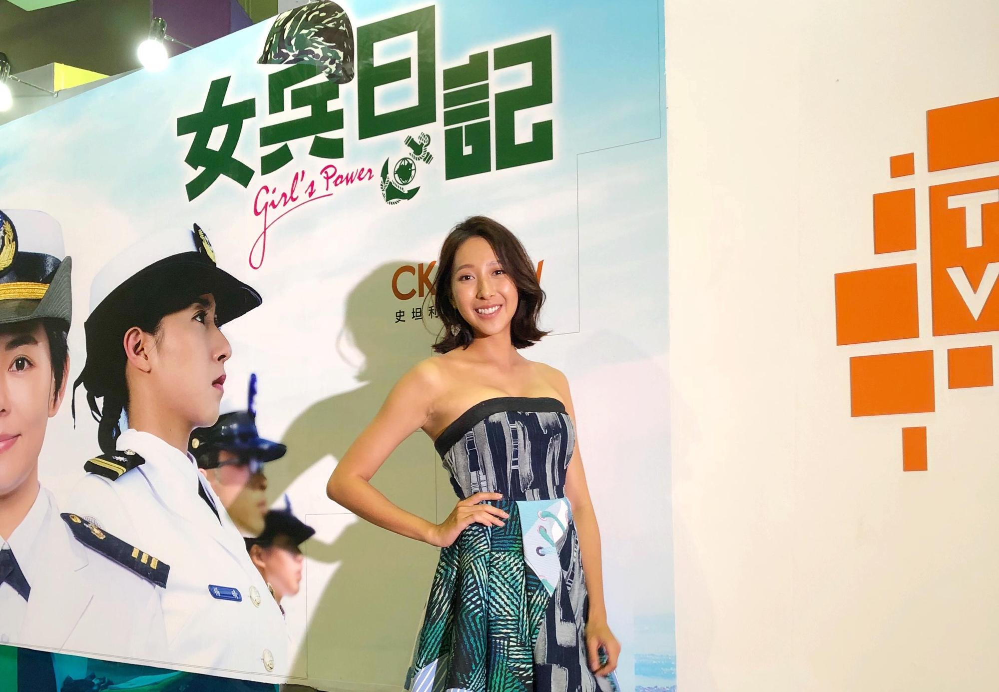 楊晴拍戲扮女兵，曬出一身健康小麥膚色。（TVBS提供）
