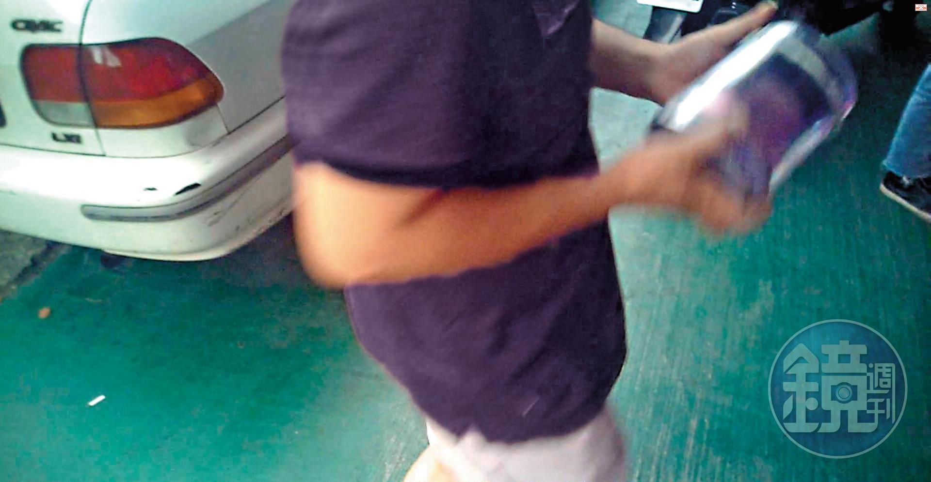 台主直接用現金換回「蠻腰」。