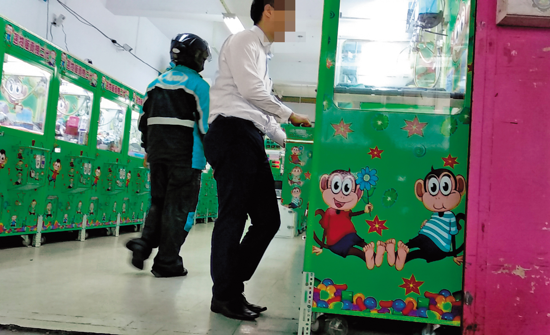 由於機台可以用商品換取現金，許多夾客趨之若鶩。