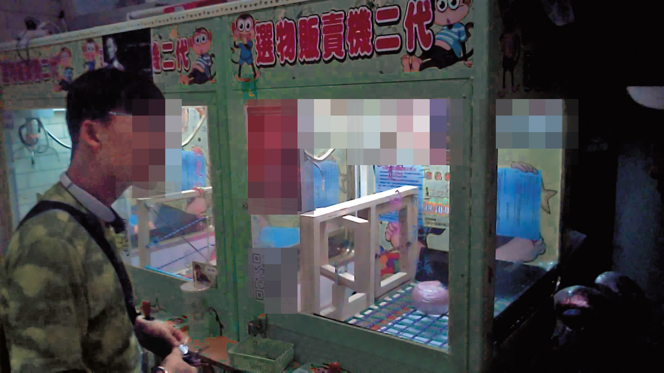 台主在「彈跳機台」前向民眾講解玩法。