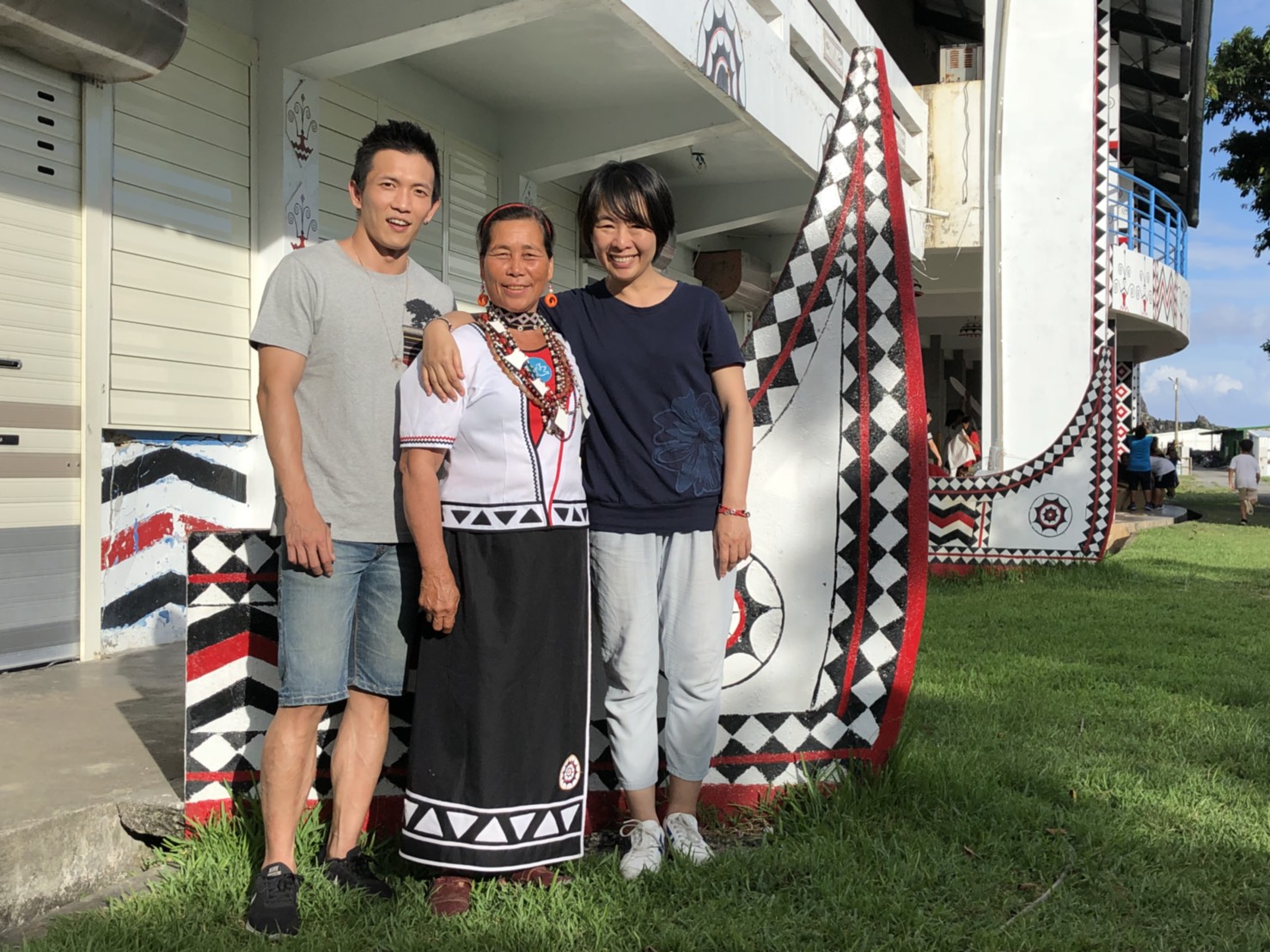 導演崔永徽（右）、鳳英阿嬤（中）、男主角黃尚禾（左）出席蘭嶼首映會。（海鵬提供）