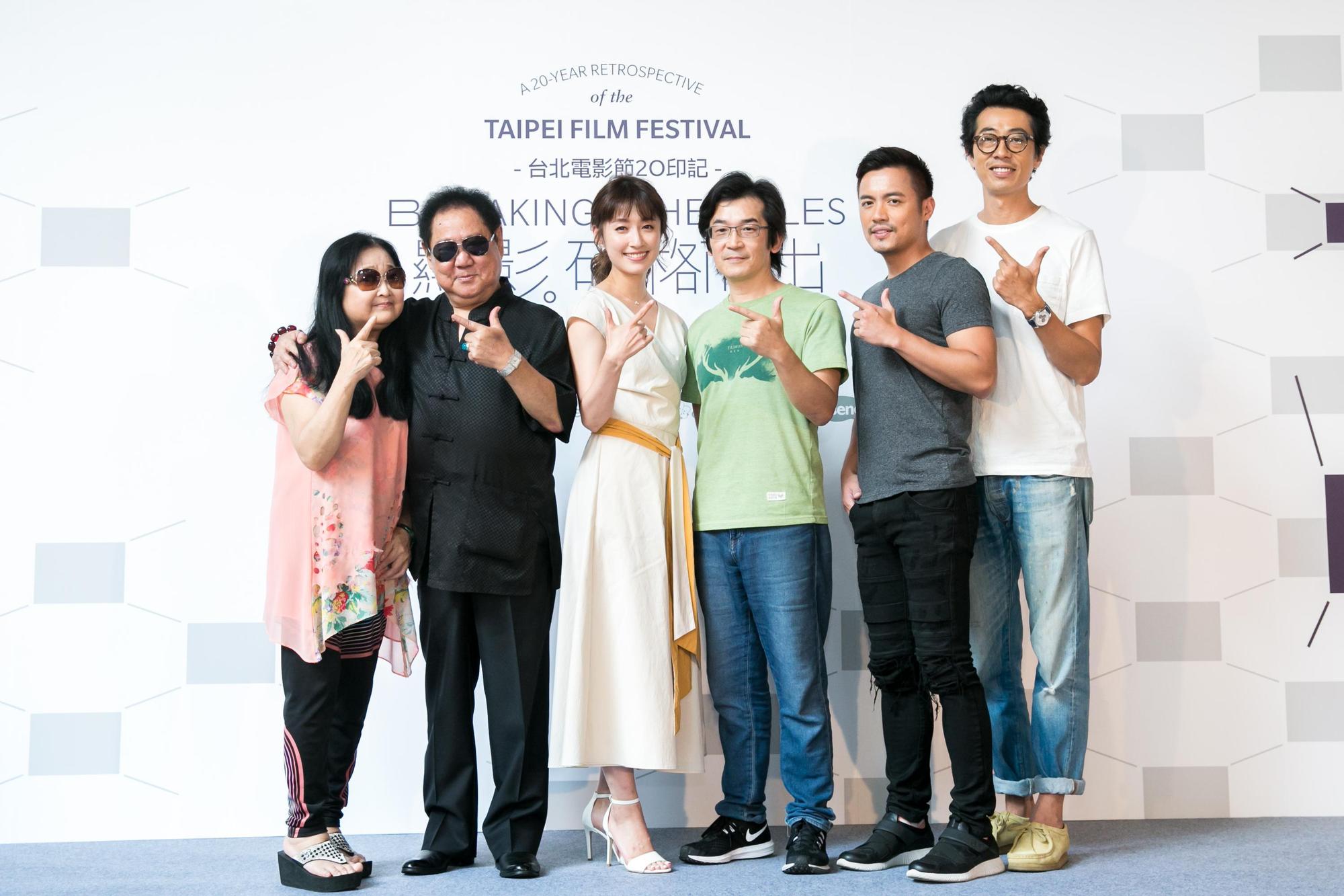 沛小嵐(左起)、馬如龍、田中千繪、導演魏德聖、演員范逸臣、馬念先,在「顯影。破格而出:台北電影節20印記」展覽再次聚首,回顧《海角七號》放映10週年。(台北電影節提供)