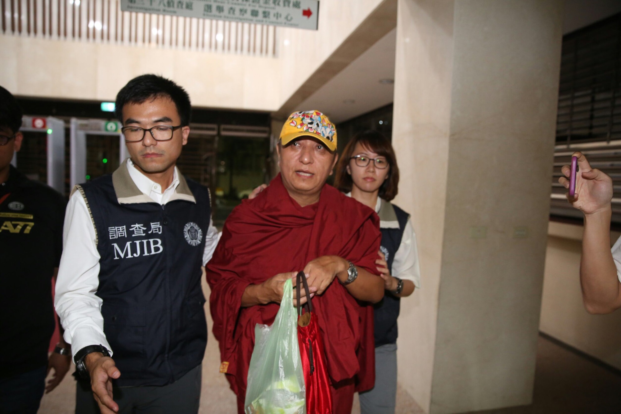 赤慶法王今晚11點多被移送到台北地檢署，向記者否認不法。