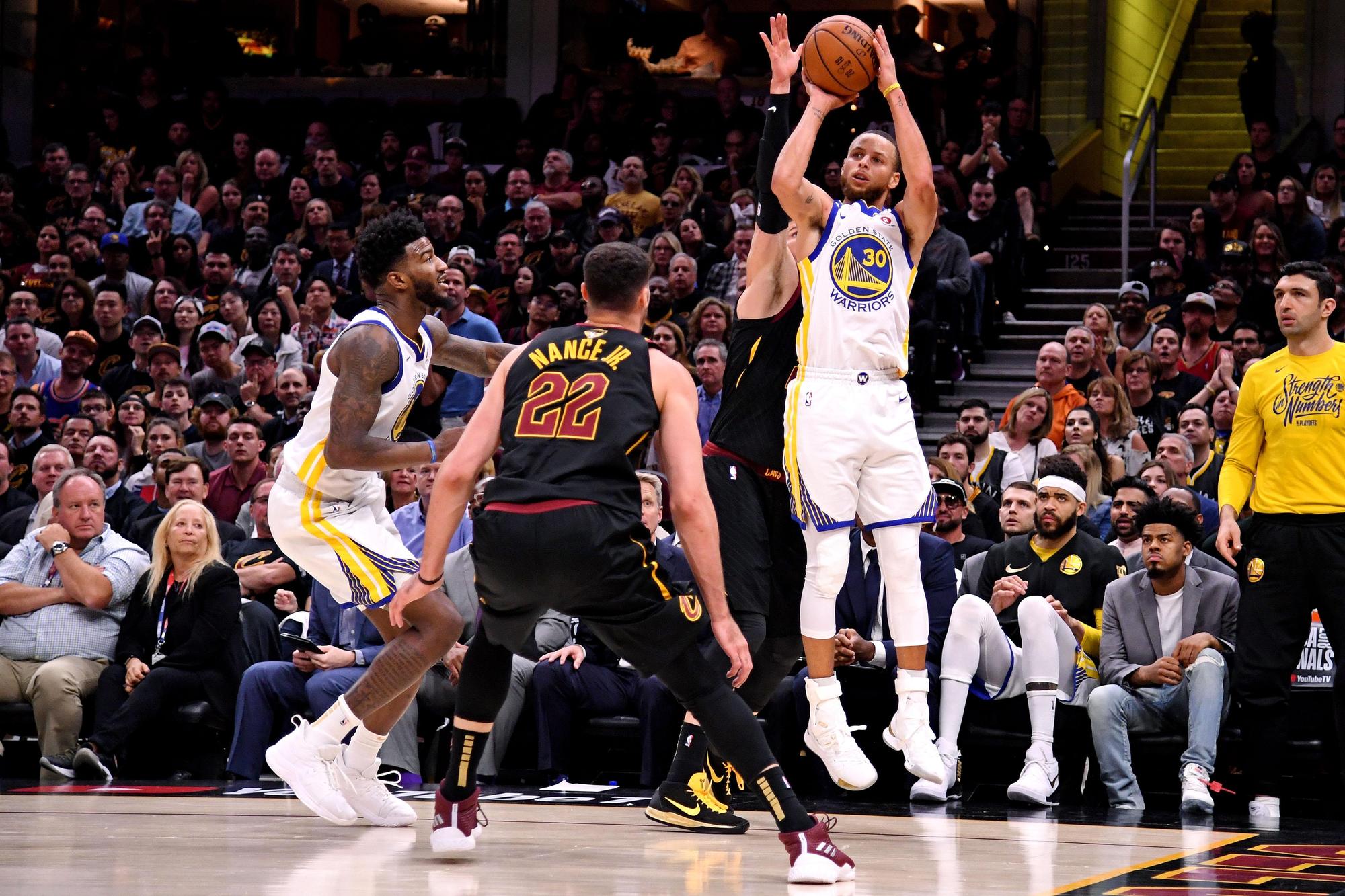 柯瑞狂轟7顆三分砲,拿下全場最高37分,幫助勇士橫掃騎士,奪下本屆NBA總冠軍。(東方IC)