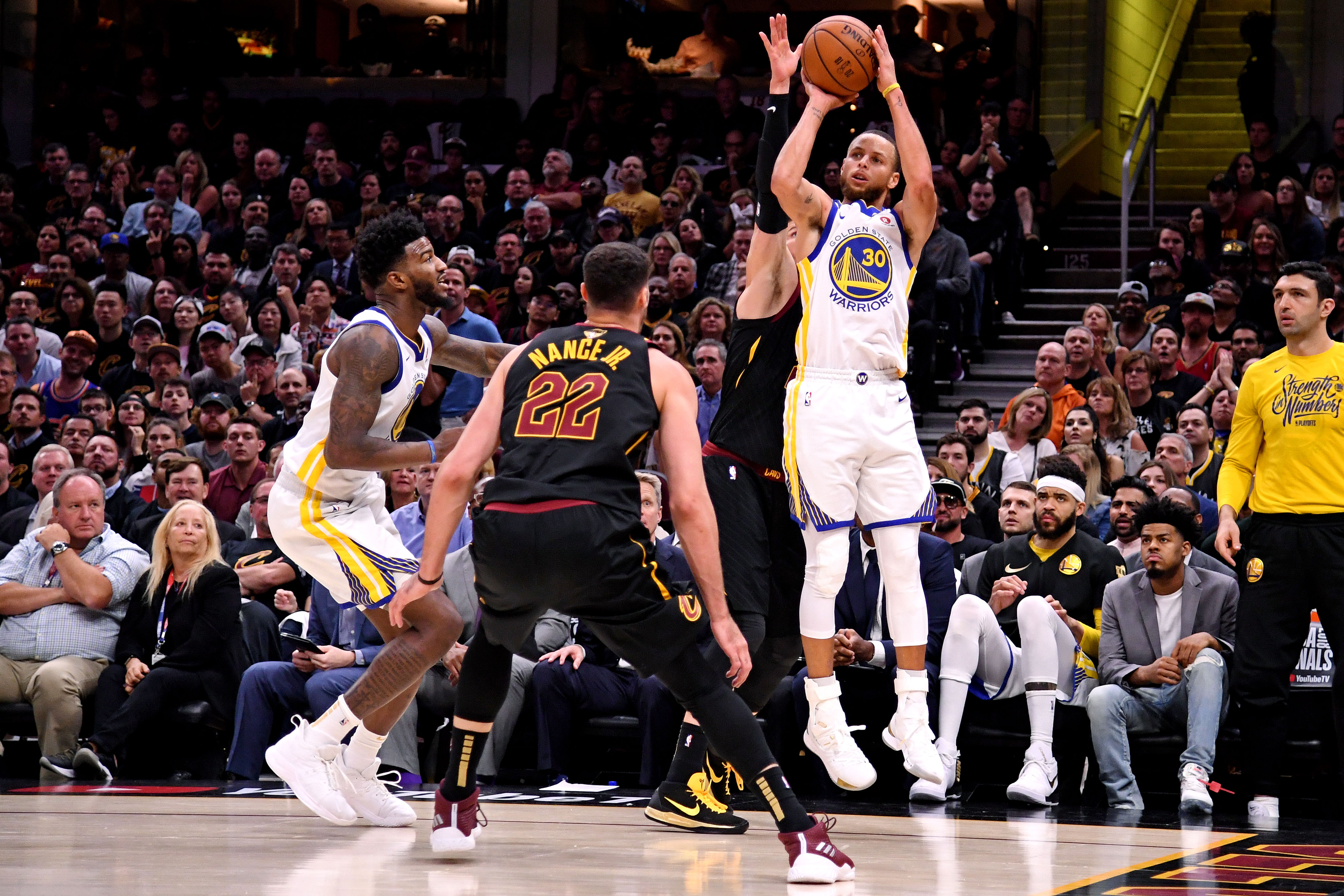 柯瑞狂轟7顆三分砲，拿下全場最高37分，幫助勇士橫掃騎士，奪下本屆NBA總冠軍。（東方IC）