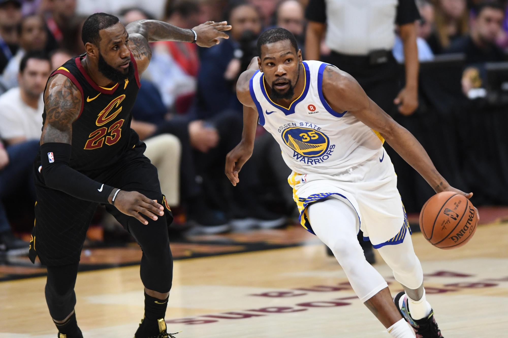 杜蘭特奪下「大三元」,也獲得NBA總冠軍MVP殊榮,幫助球隊以直落四擊潰騎士,收下本屆NBA總冠軍金盃。(東方IC)