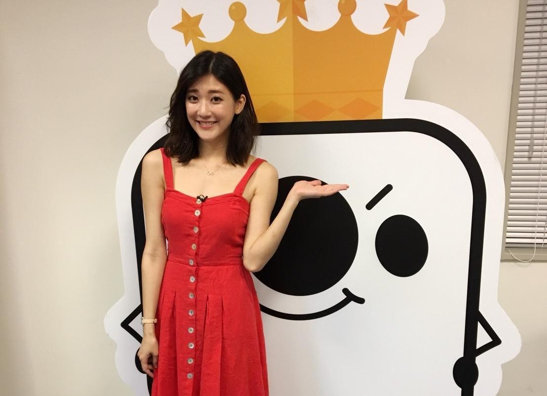 林逸欣挑戰直播主持猜謎 美腿吸睛粉絲跪求不要停。(17Media提供)