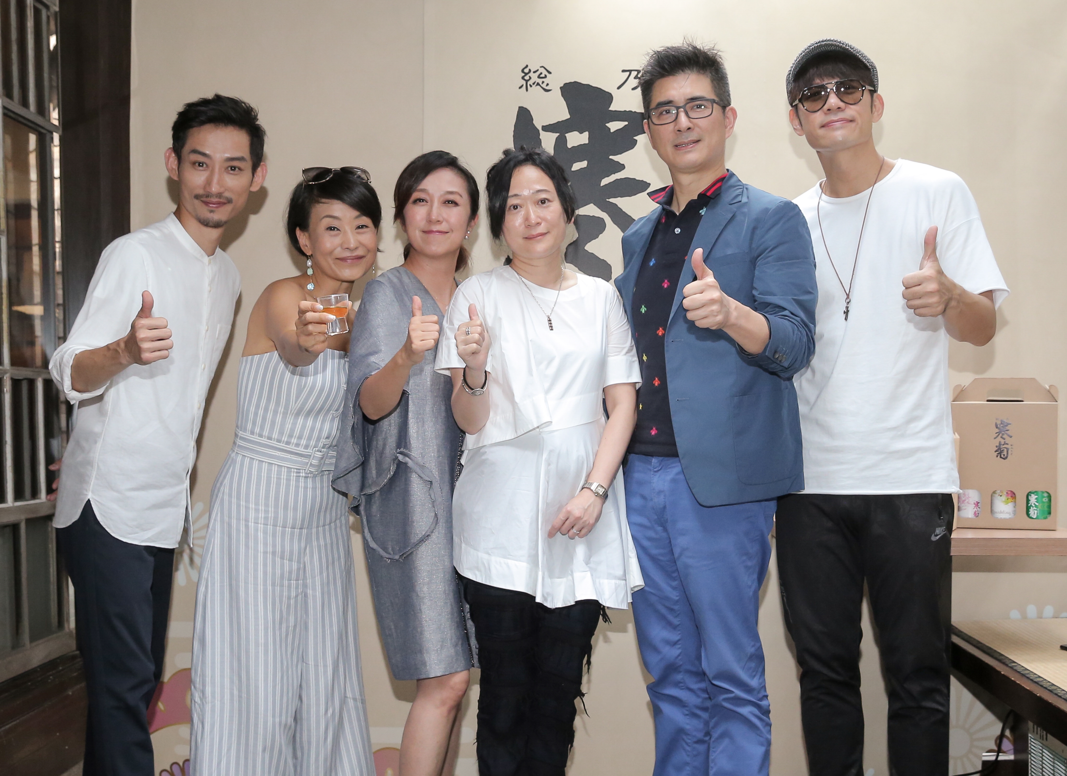 黃韻玲（左三）與陳竹昇（左）、陳志強（右起）、邵昕出席清酒啤酒活動，一群好友互爆喝酒趣事。（森品釀坊提供）