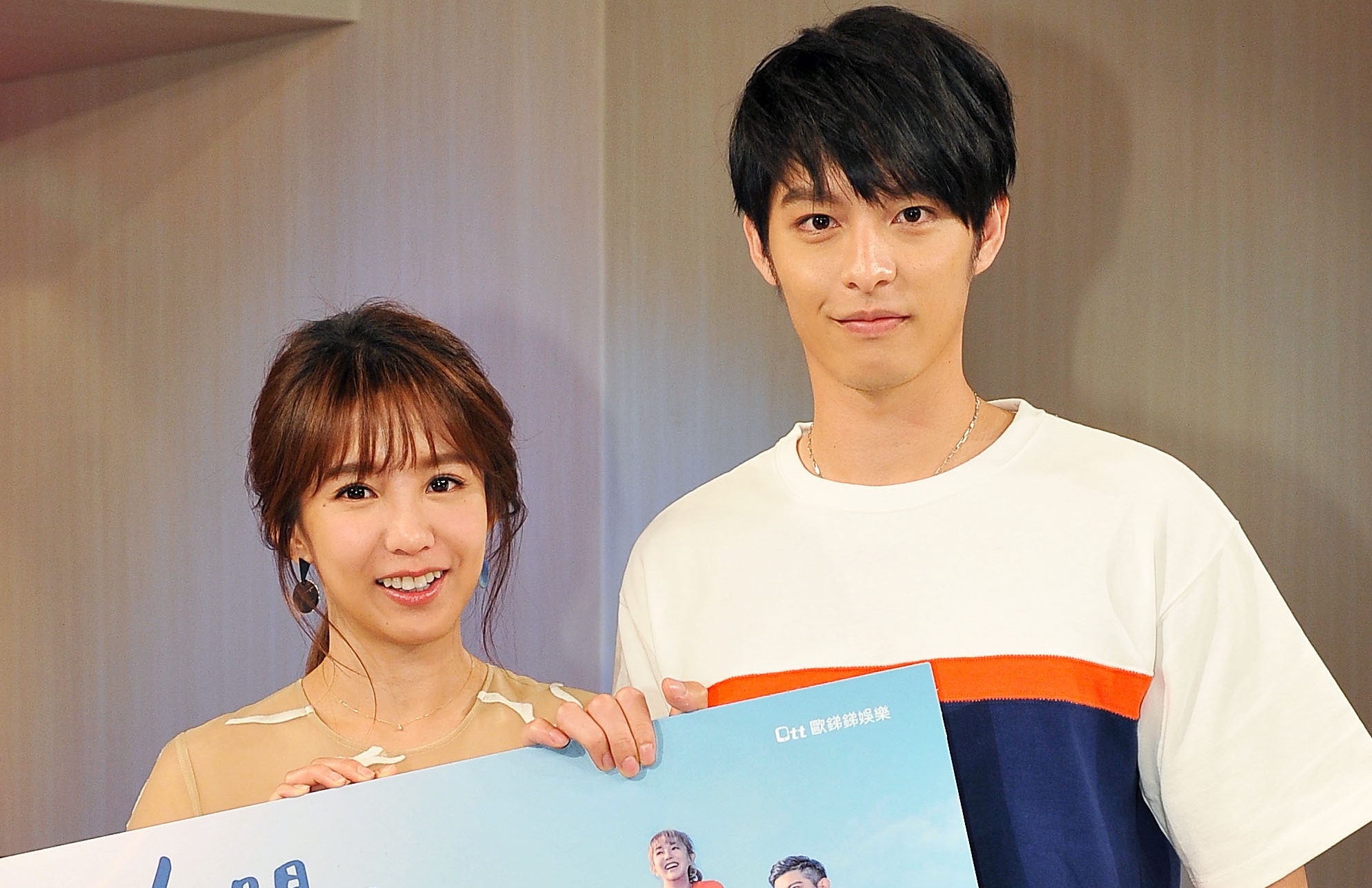 郭書瑤與曹佑寧為宣傳新戲《人際關係事務所》上台視《台灣名人堂》。（台視提供）