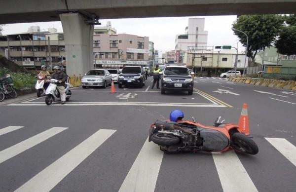 發生事故的路口,還有一輛機車遭波及。(警方提供)