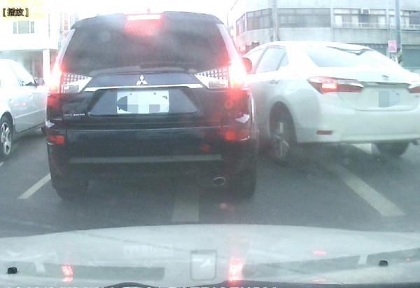 李姓少年開著白色租賃車連環撞。(警方提供)