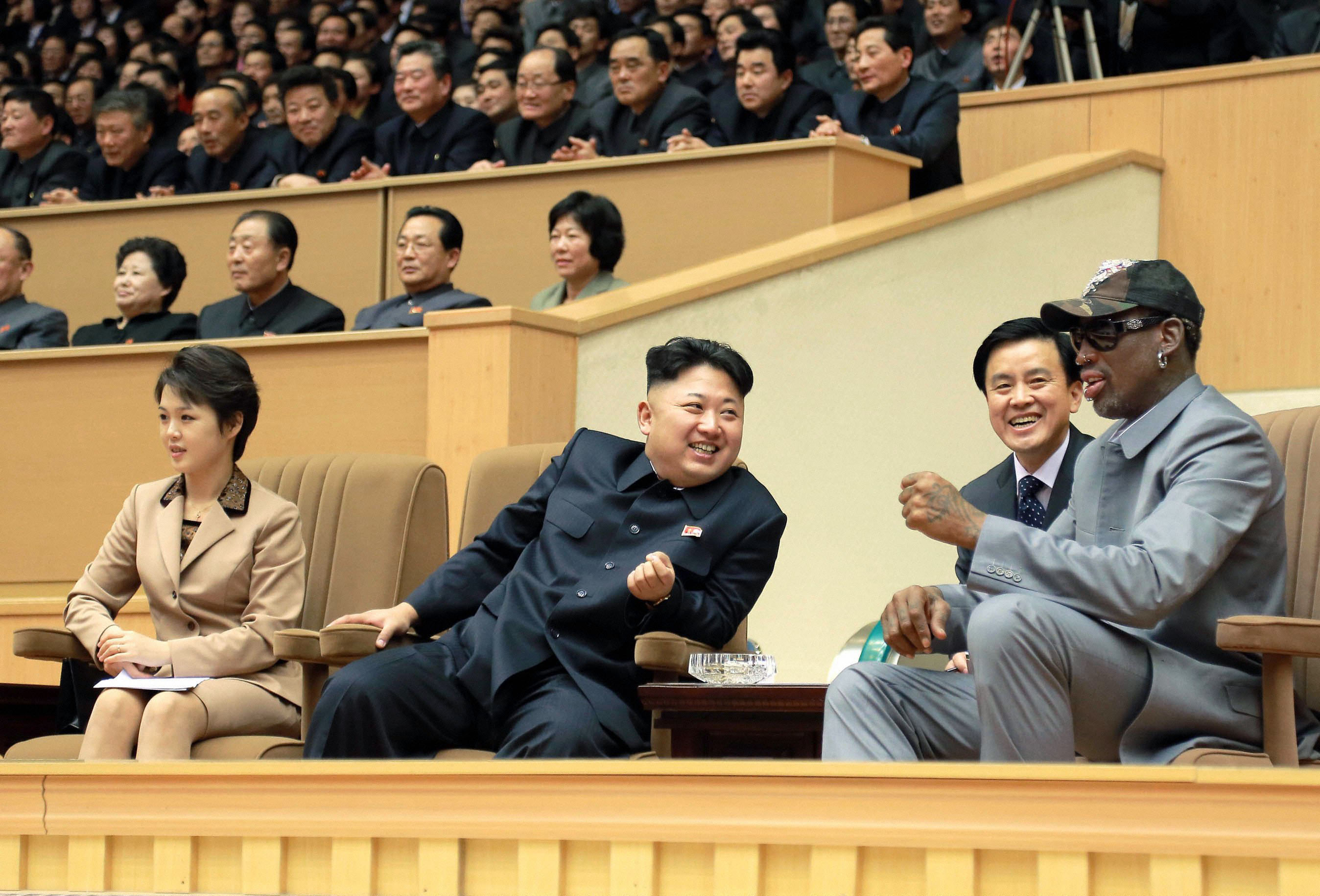 2014年，羅德曼在金正恩生日當天在平壤與金正恩、李雪主夫婦觀賞「美朝籃球表演賽」。（東方IC）