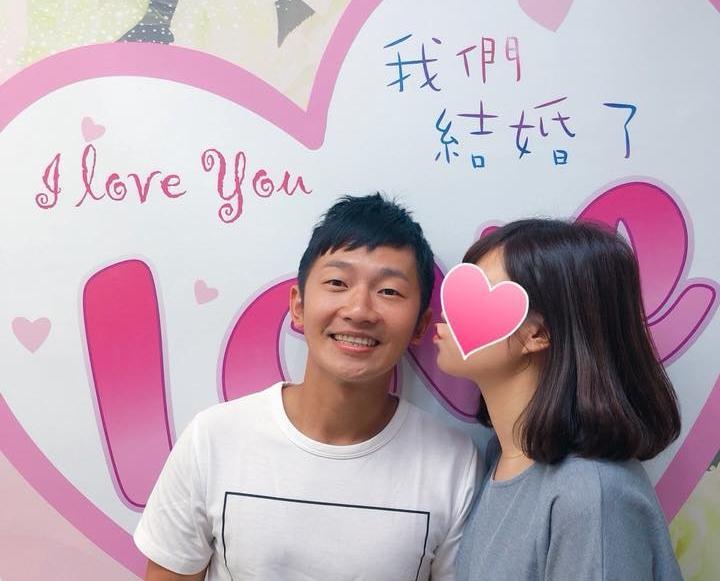 蔡昌憲在臉書PO出和女友在戶政事務所的登記照片,宣布自己成為人夫。(翻攝自蔡昌憲臉書)