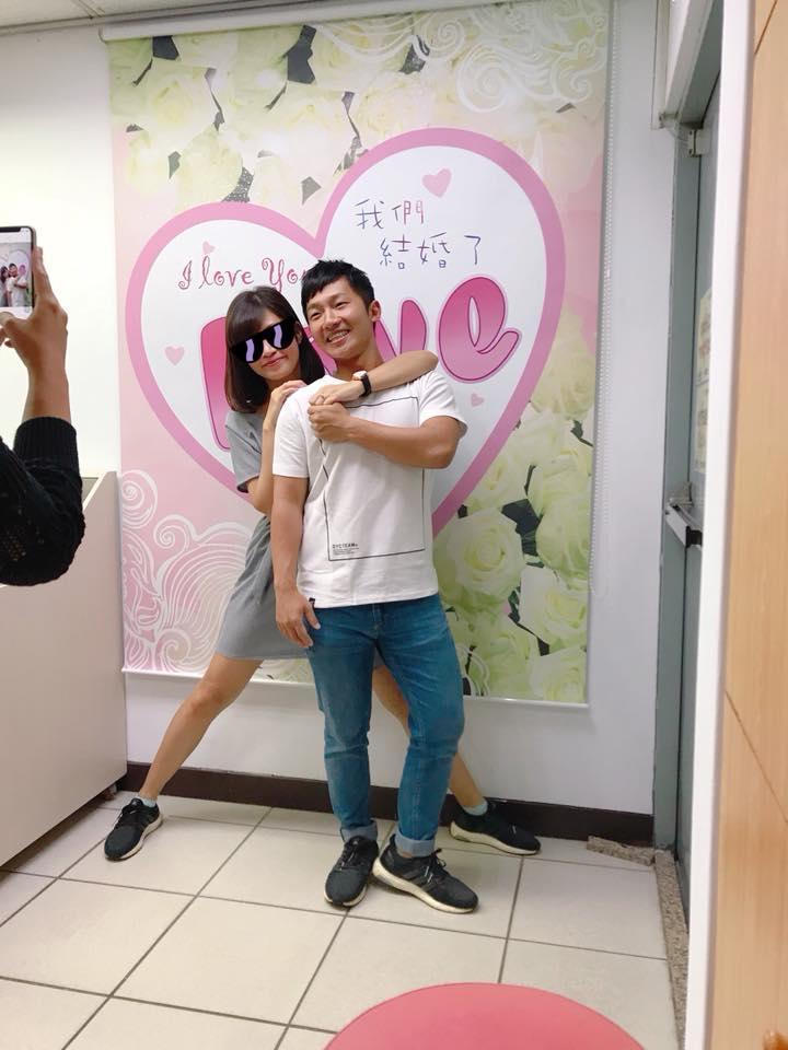 蔡昌憲在臉書PO出和女友在戶政事務所的登記照片,宣布自己成為人夫。(翻攝自蔡昌憲臉書)