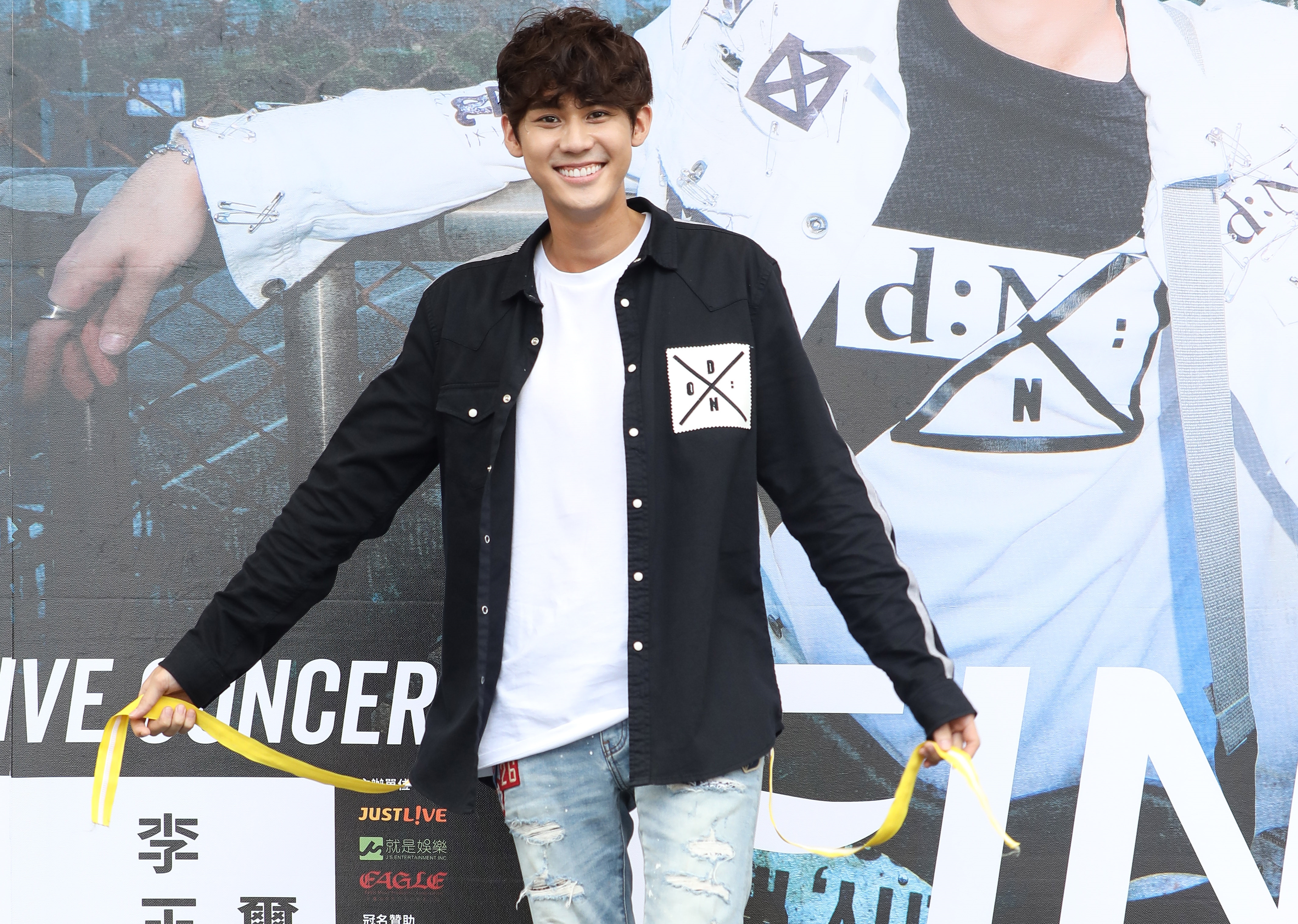 李玉璽今天在台北西門町舉辦預購簽唱會，吸引大批歌迷不畏炎熱的天氣到場支持。（老鷹音樂提供）