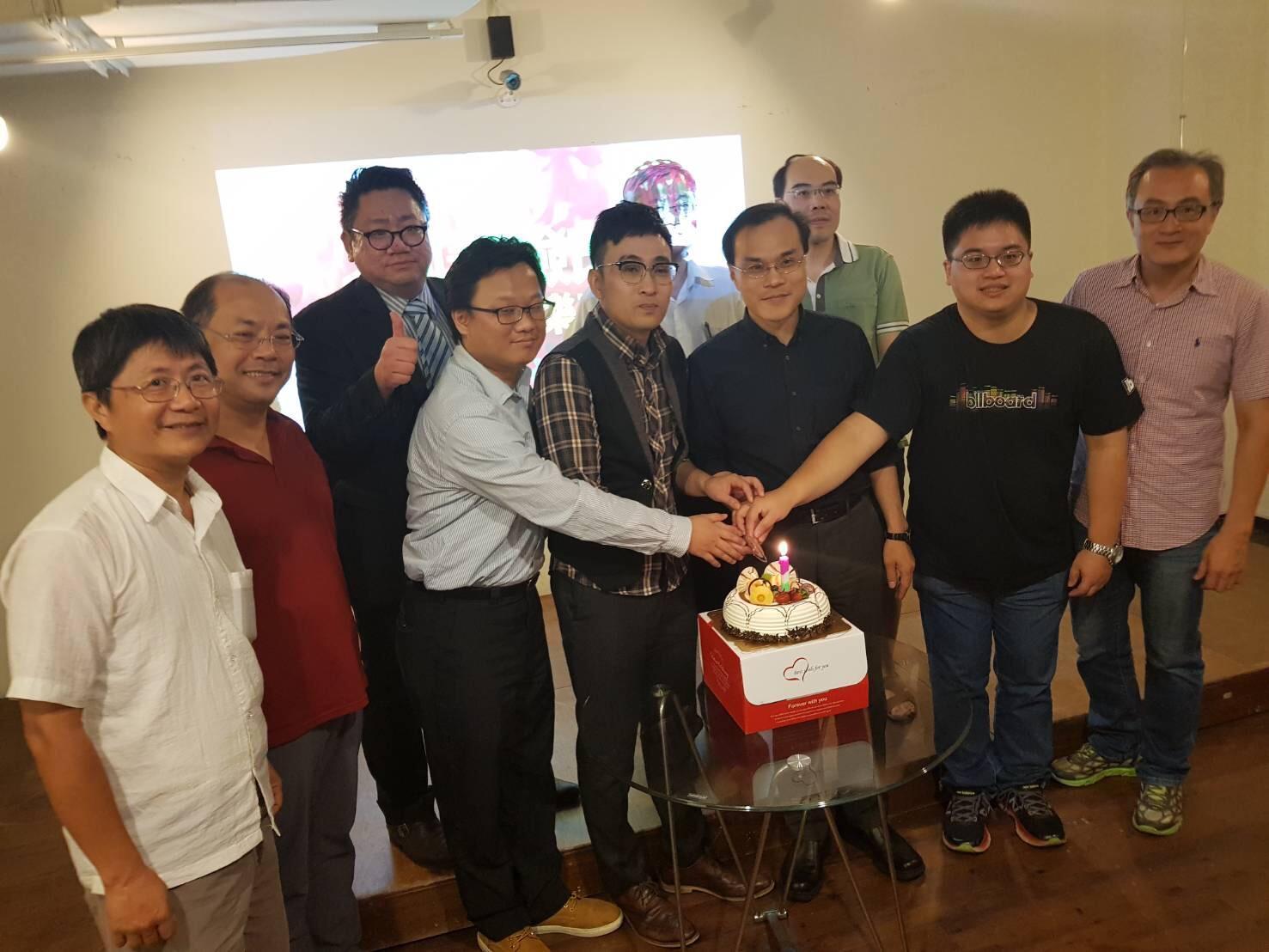 劍青檢改成立週年，基層檢察官一起切蛋糕祝賀。