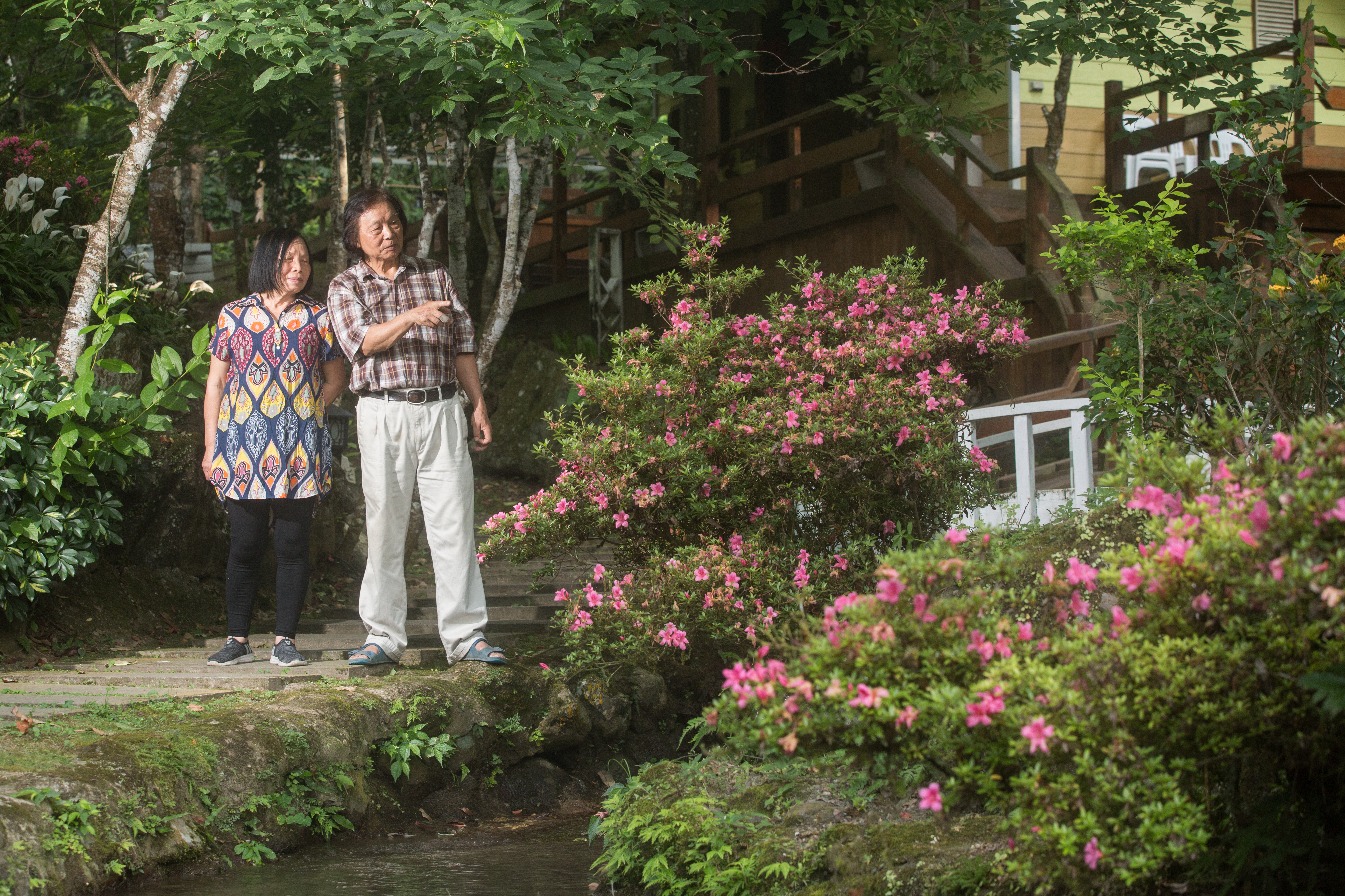 石板堆疊的蜿蜒小徑，是夫妻倆飯後最愛散步遊逛的祕密角落。
