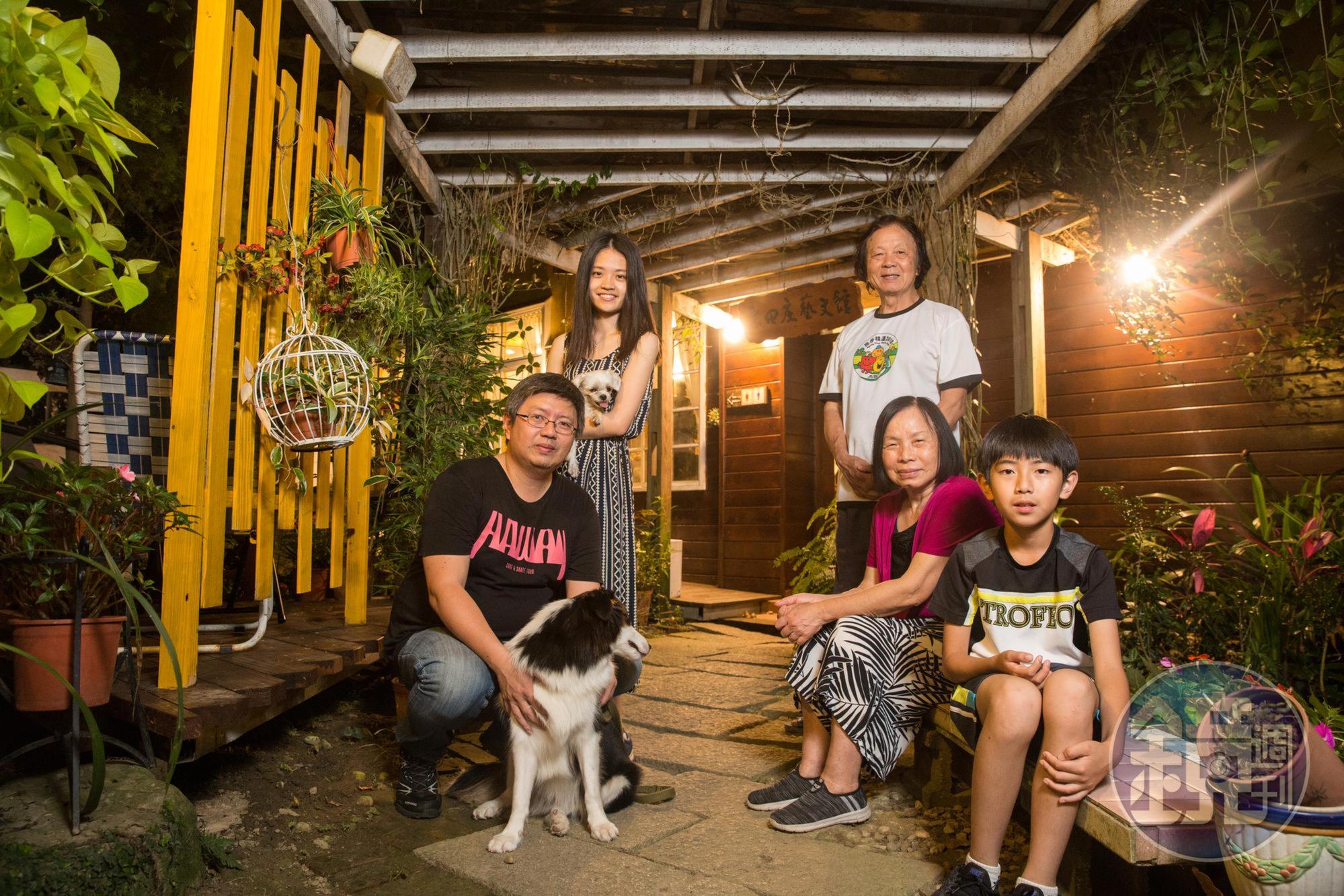 栗田庄不僅是民宿,也是陳智夫祖孫三代與二隻狗狗的安樂窩。