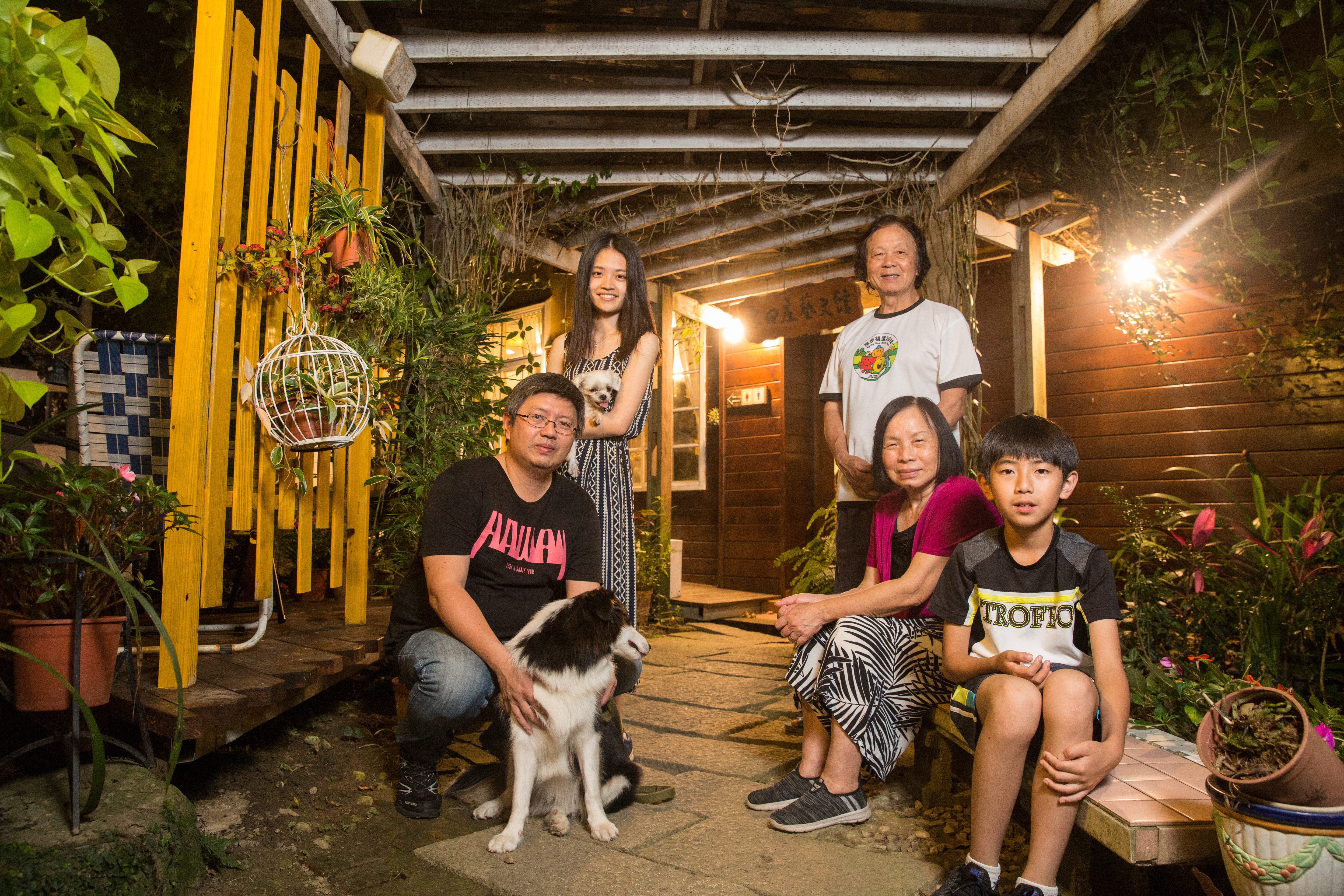 栗田庄不僅是民宿，也是陳智夫祖孫三代與二隻狗狗的安樂窩。