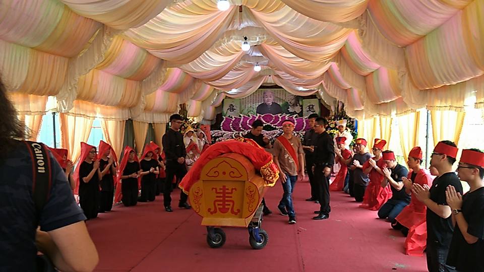 菜姑的靈柩緩緩推出，準備出殯。（翻攝自鎮東宮臉書）