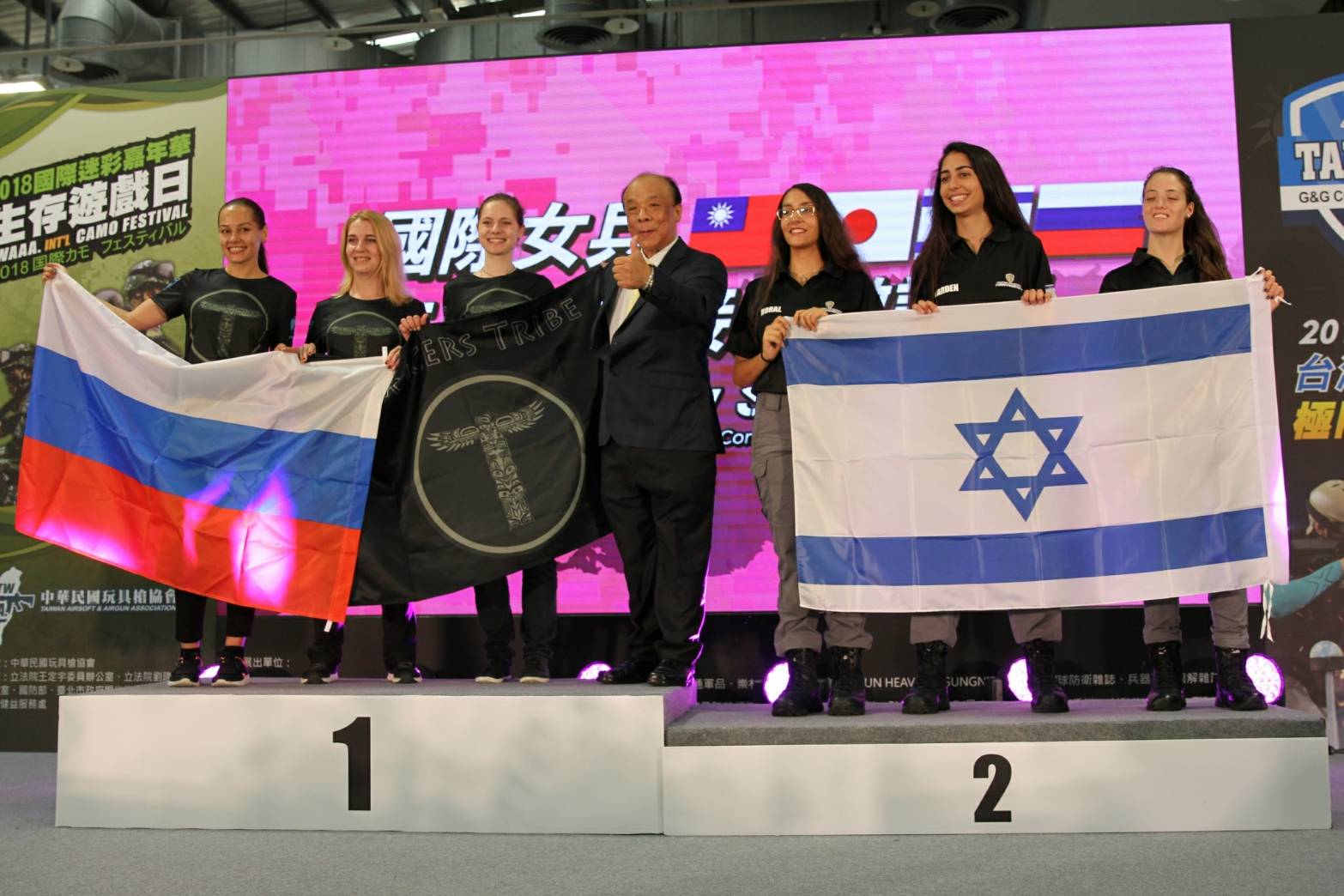 2018國際迷彩嘉年華4國女兵競賽由俄羅斯隊（左）奪冠，玩具槍協會理事長廖英熙（中）頒贈獎盃。（主辦單位提供）