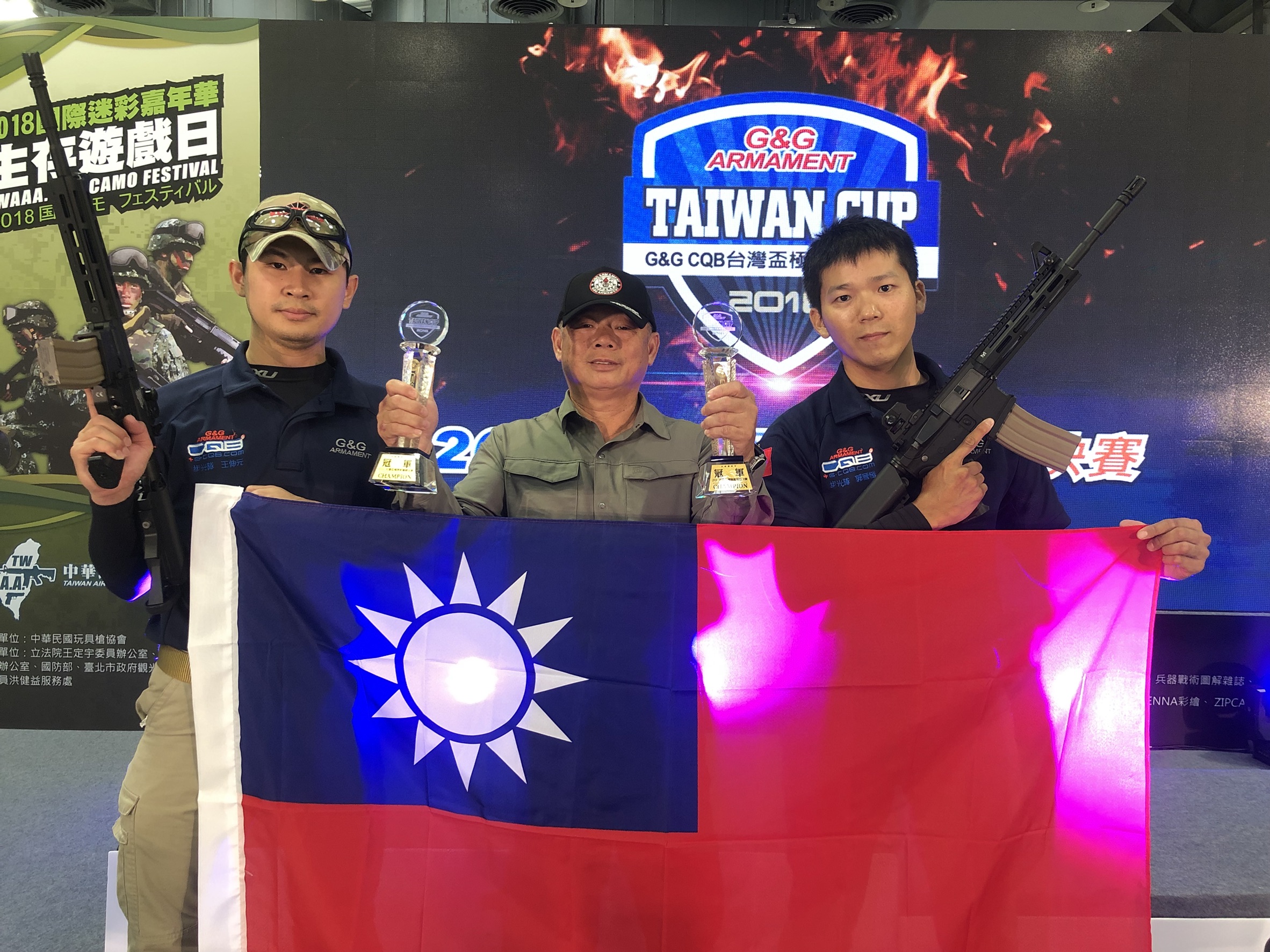 郭晉愷（右）、王伸元（左）在教官石錫卿（中）的指導下，打敗其他選手，將代表台灣參加明年世界盃極限射擊總決賽。（主辦單位提供）