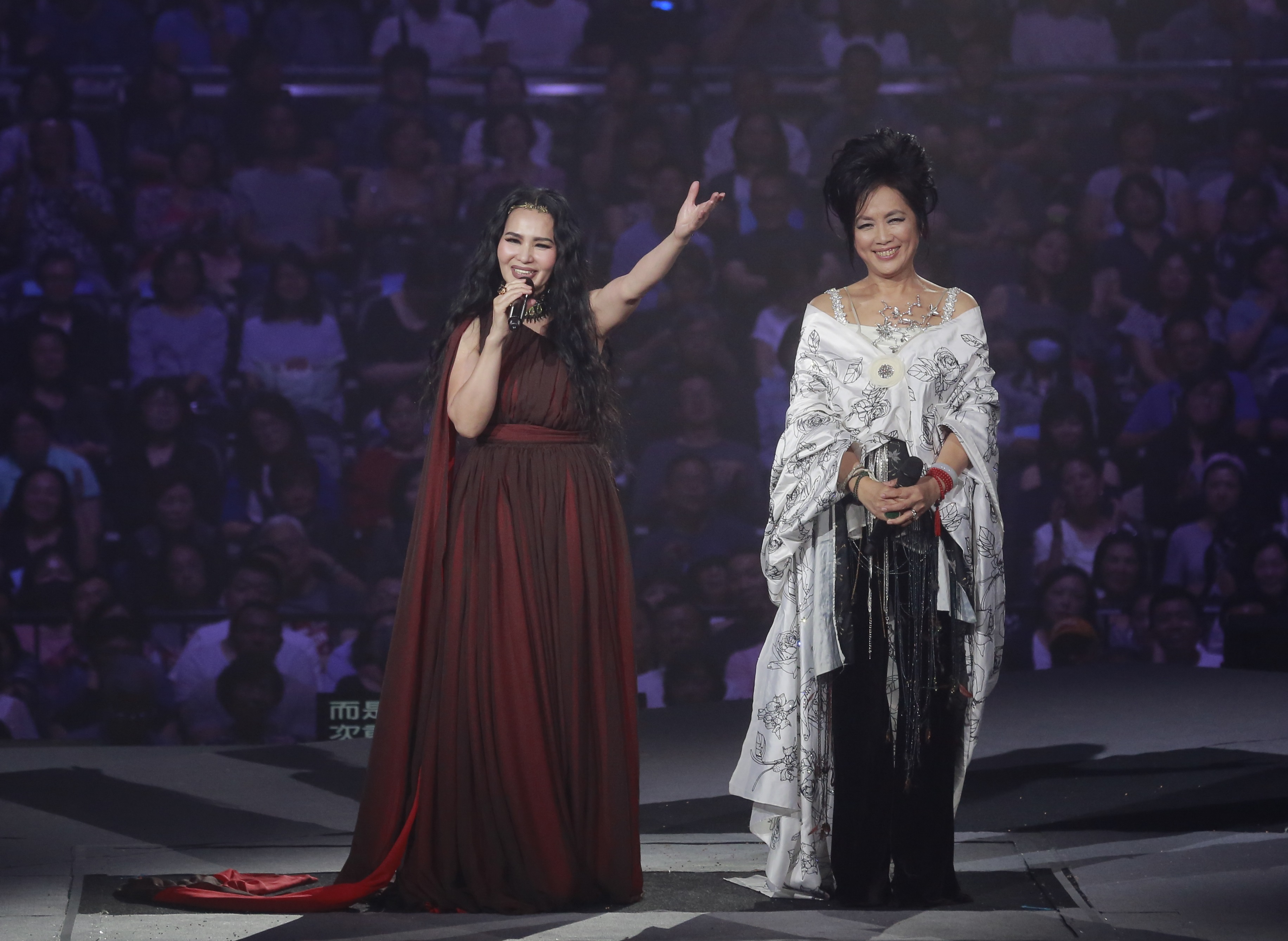 潘越雲（左）、齊豫兩人在《回聲》專輯推出多年後，終於同台再度合唱所有歌曲。