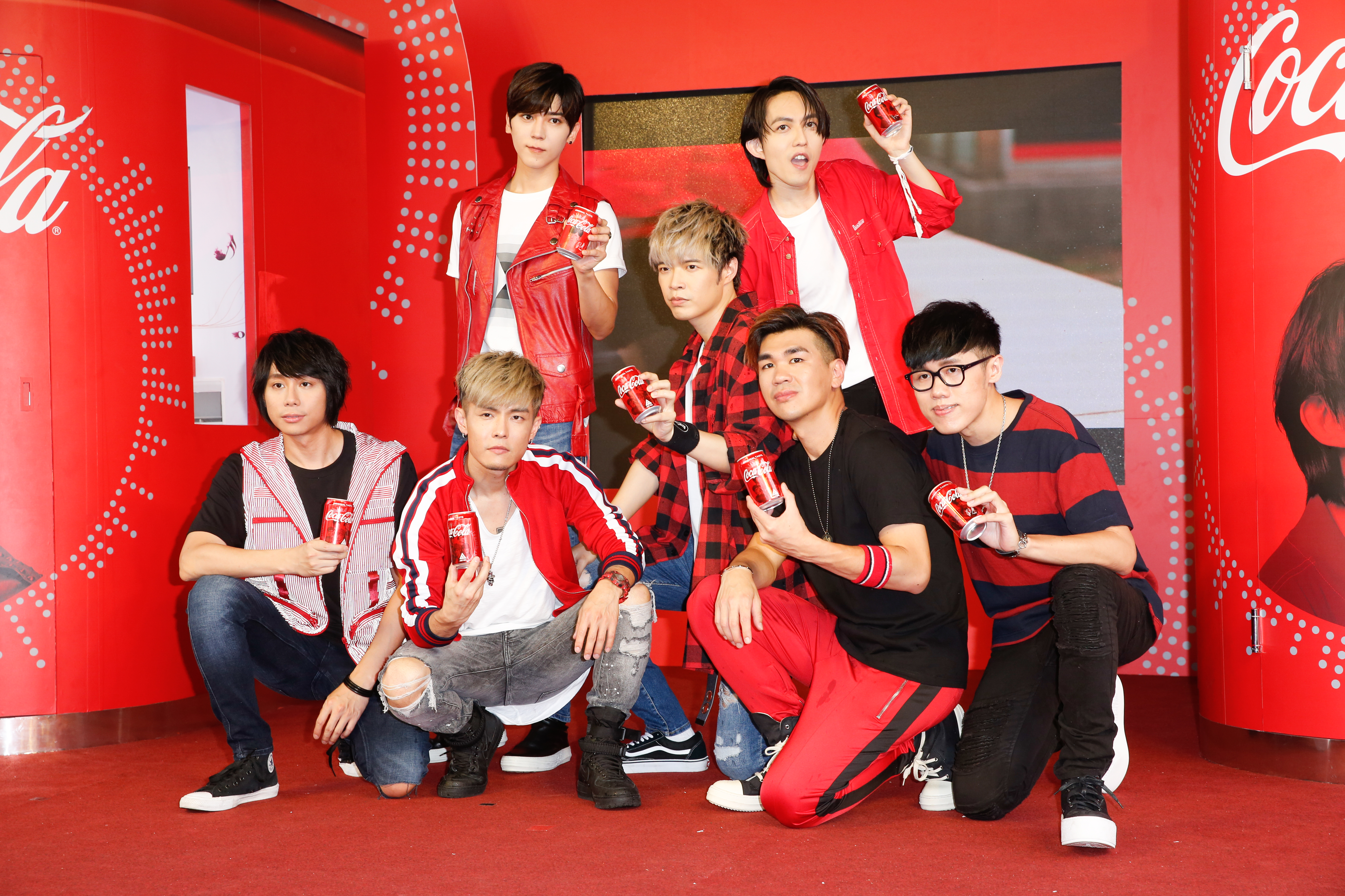 畢書盡（後排左起）、林宥嘉、八三夭（前排）一起替「可口可樂」演唱中文主題曲，成為互動歌手瓶代言人。