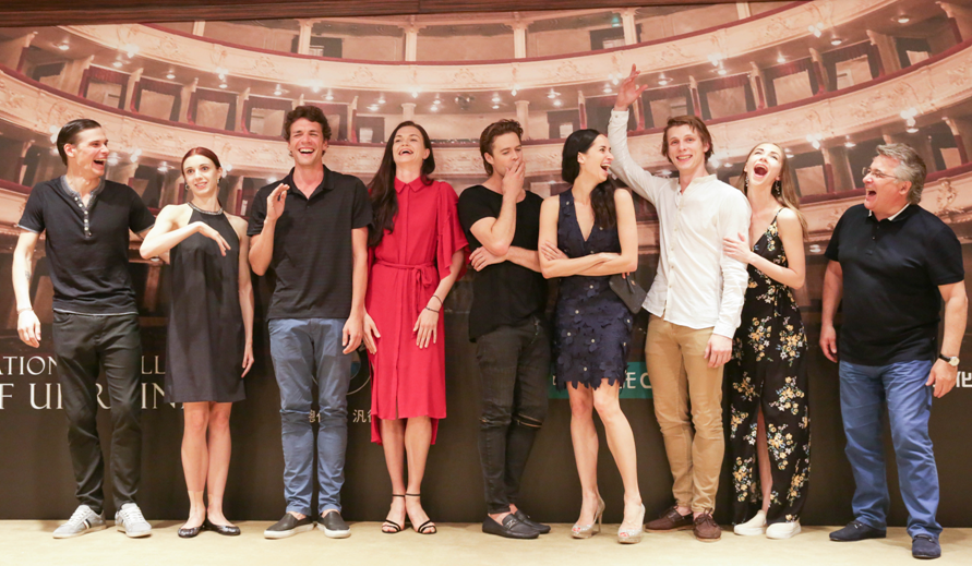 基輔國家芭蕾舞團來台表演圓滿落幕，舞者面對鏡頭也放鬆心情笑開懷。