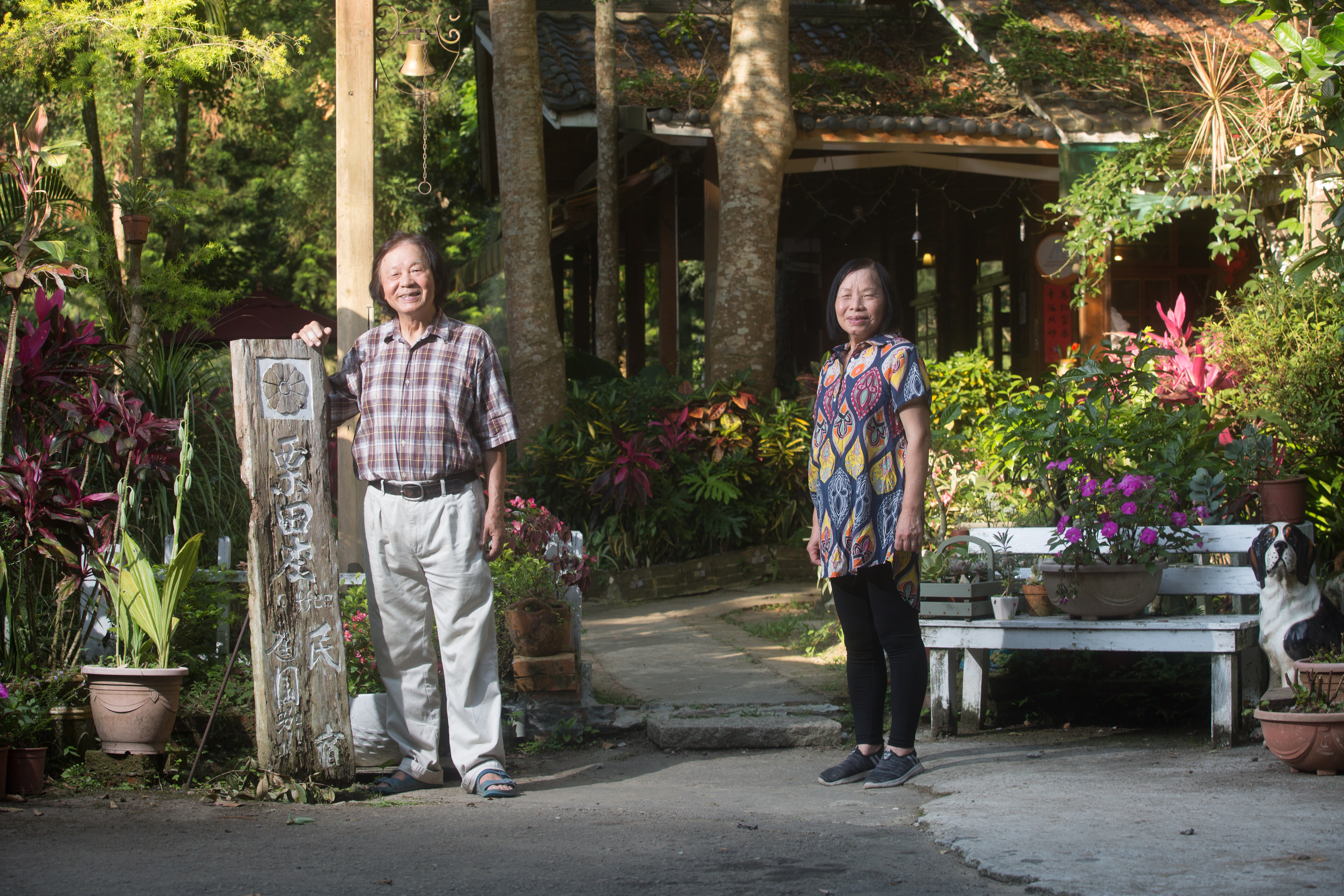 退休國小老師陳智夫（左）與校護妻子鍾綉貞（右）在苗栗南庄經營民宿，豐富生態吸引不少同好前來度假。