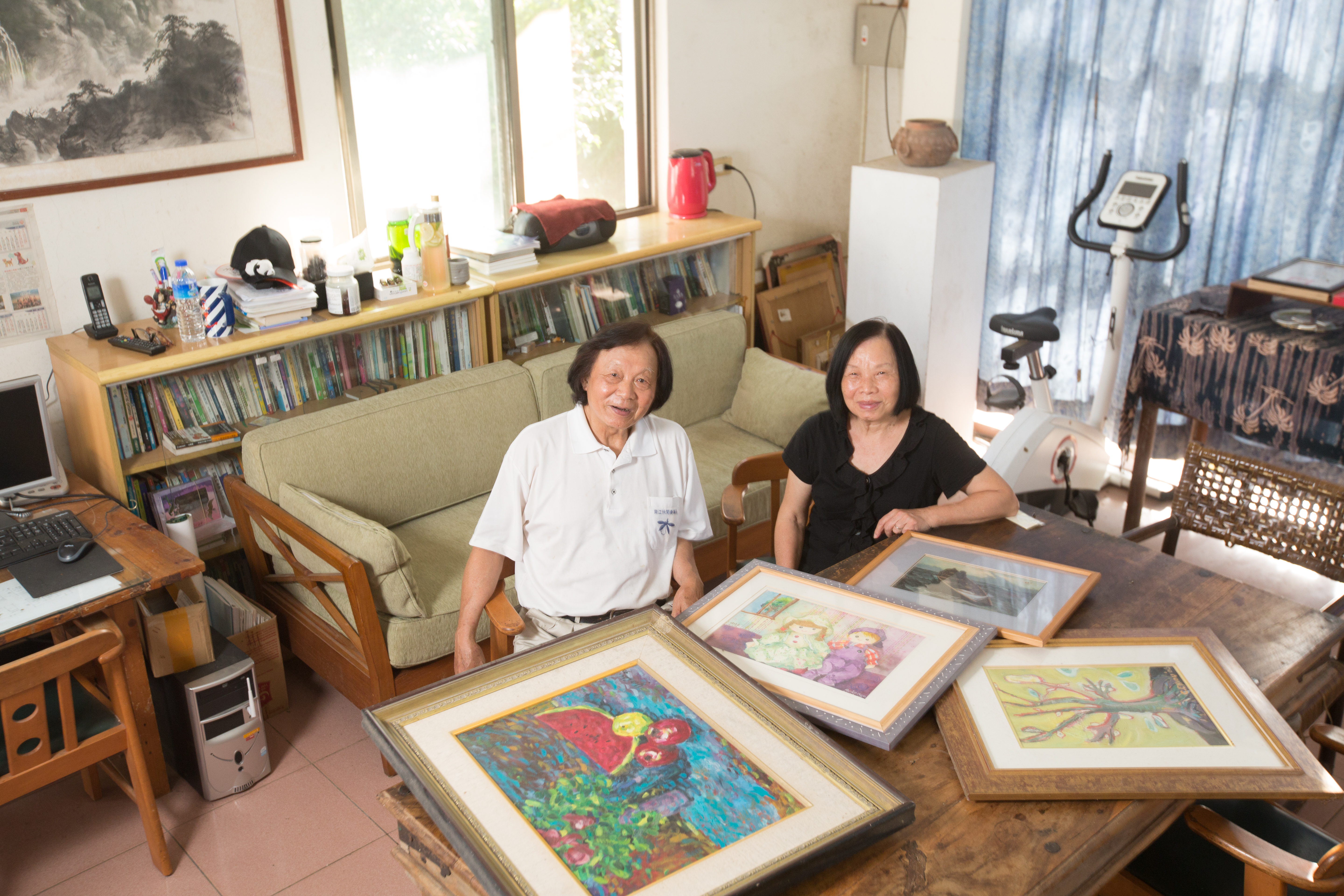 退休國小老師陳智夫（左）與校護妻子鍾綉貞（右）愛賞畫，民宿展示不少蒐藏品。
