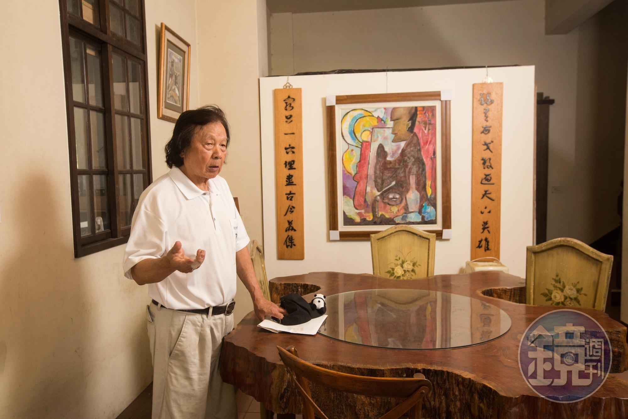 開民宿意外結交不少好友,陳智夫身旁的原木飯桌,就是大陸民宿同業相贈。