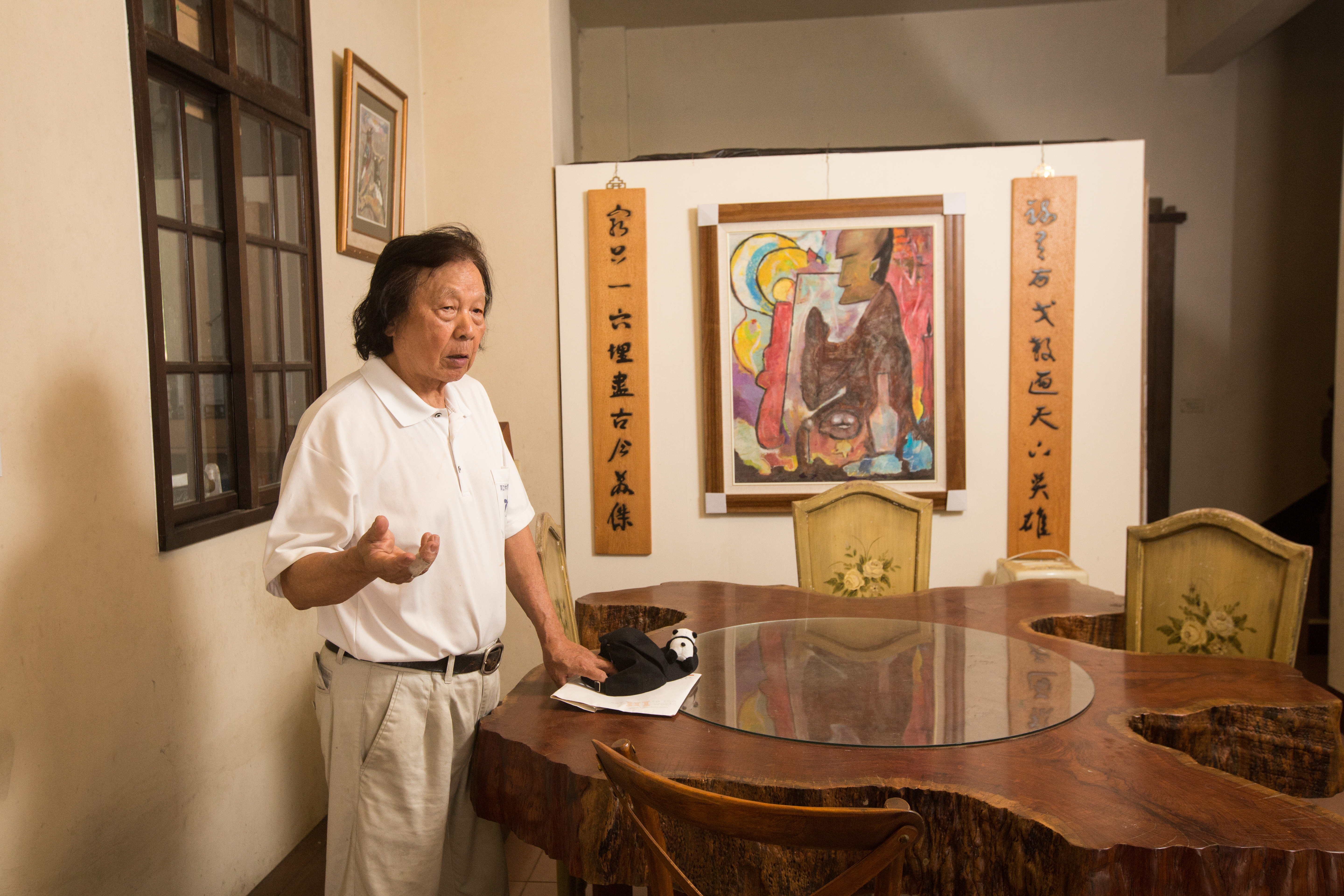 開民宿意外結交不少好友,陳智夫身旁的原木飯桌,就是大陸民宿同業相贈。