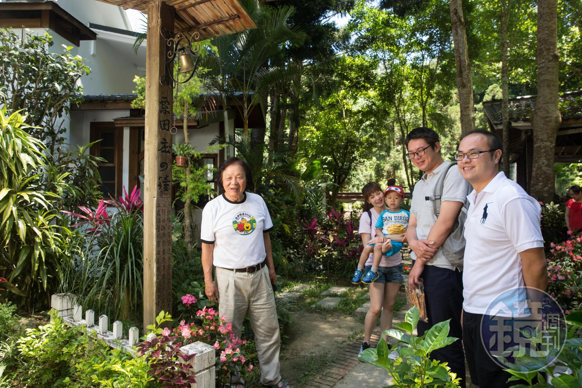 陳智夫熱情好客,遊客退房後,他照例敲響鐘聲朗誦祝福之詞。