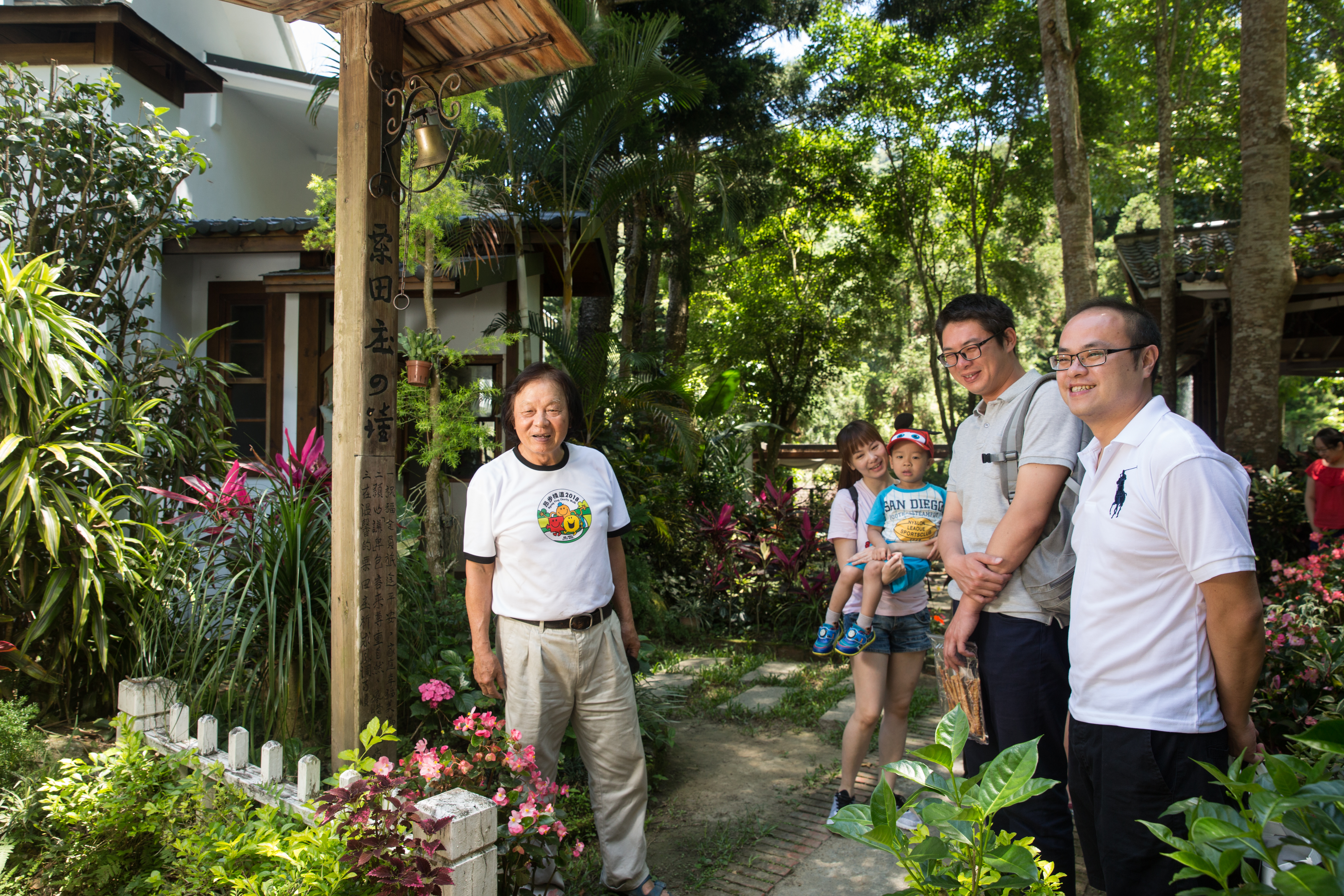陳智夫熱情好客,遊客退房後,他照例敲響鐘聲朗誦祝福之詞。
